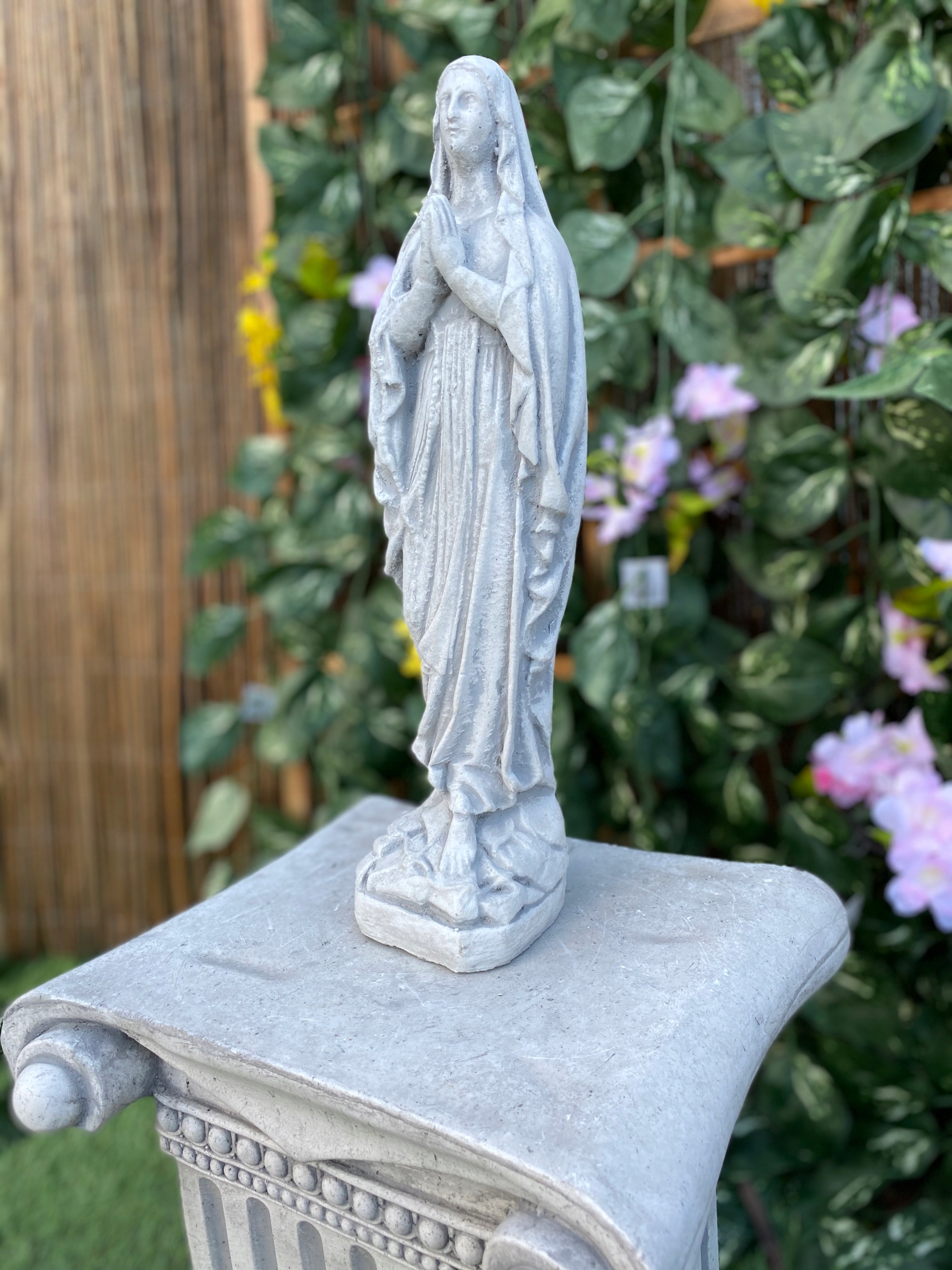 Figura Matki Boskiej modlącej się ogród kapliczka Kod producenta 715H