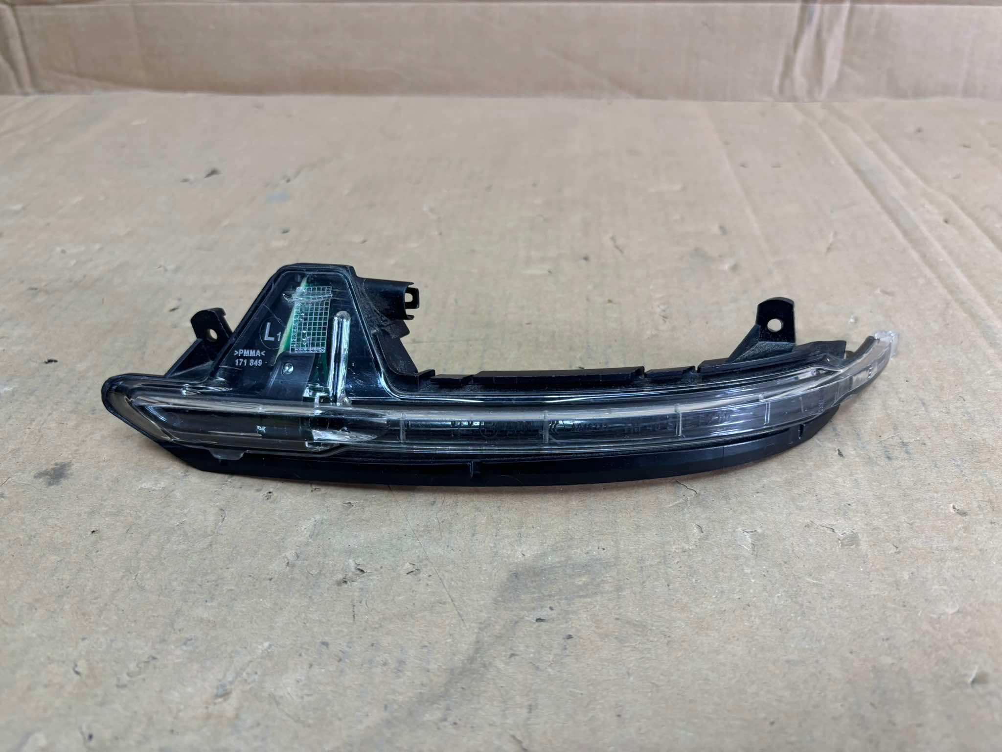KIERUNOWSKAZ mirrors left AUDI A8 S8 4H 4H0949101