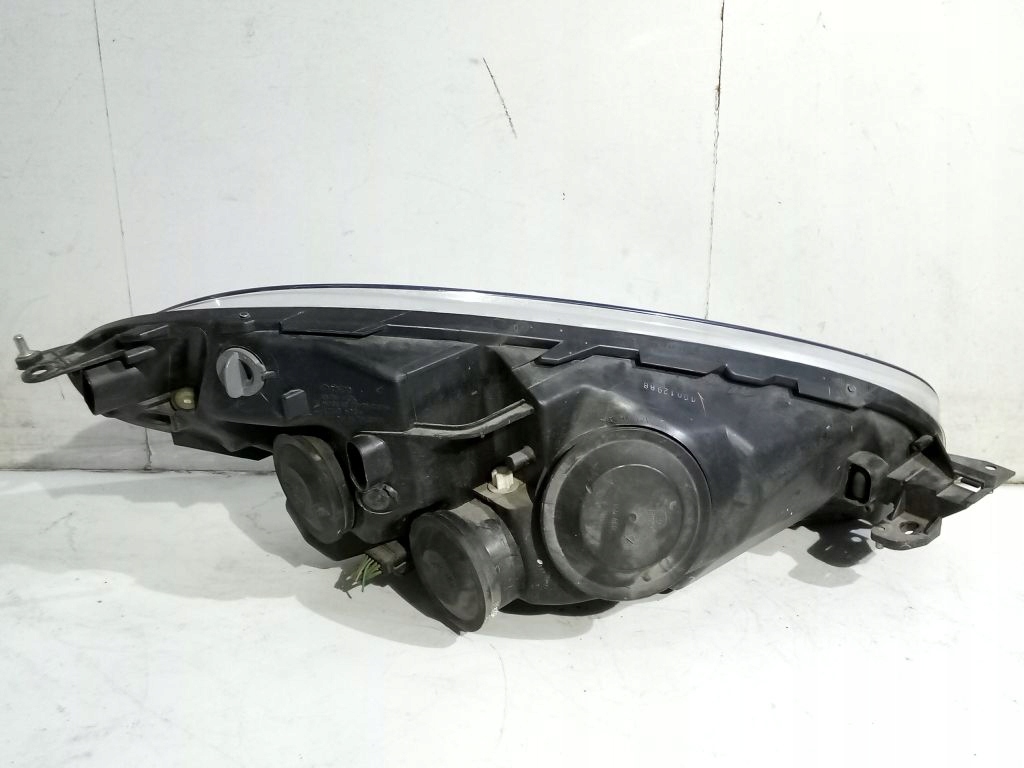 Citroen C4 Picasso and lift light left front front