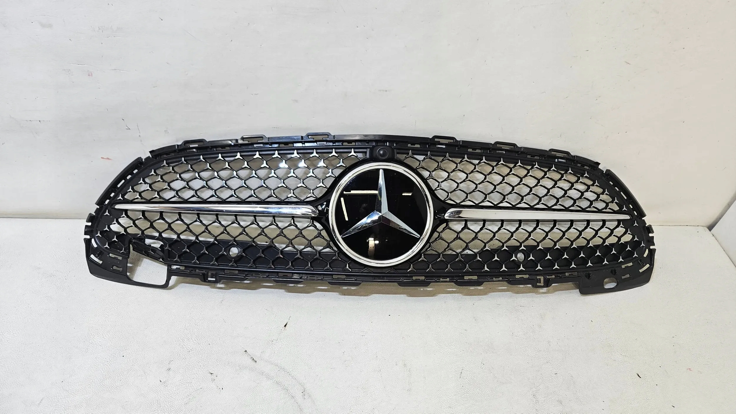 GRILL ATRAPA CHŁODNICY LOGO ZAŚLEPKA MERCEDES C-KLASA 206 AMG A2068882100