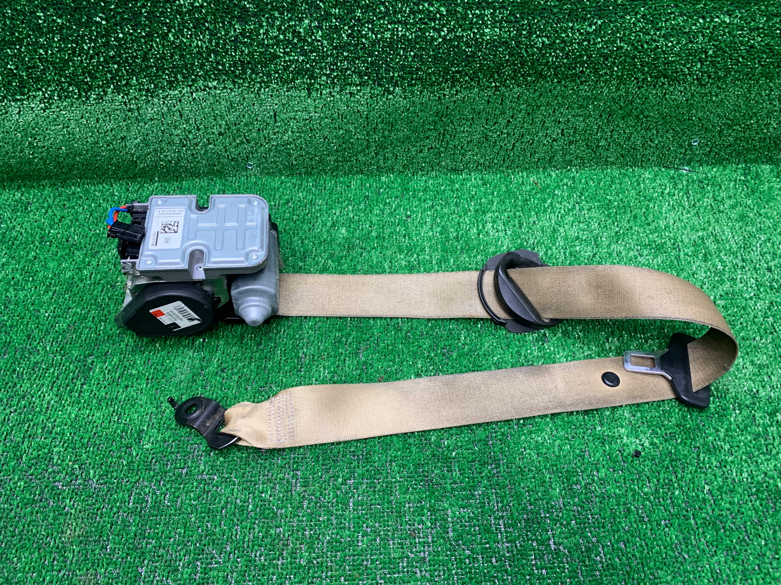 PAS BEZPIECZEŃSTWA LEWY PRZÓD PRZEDNI MERCEDES W211 W219 2118605586