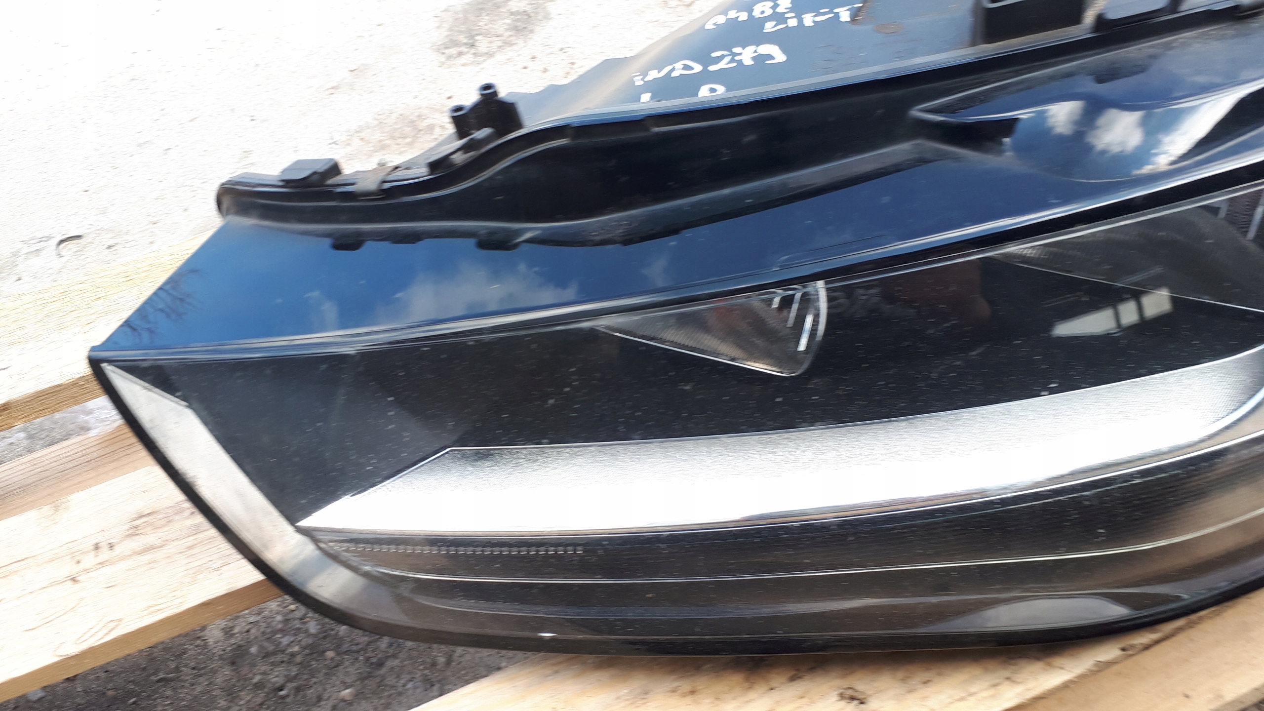 A4 B8 LIFT light left front front ZWYKLA UK