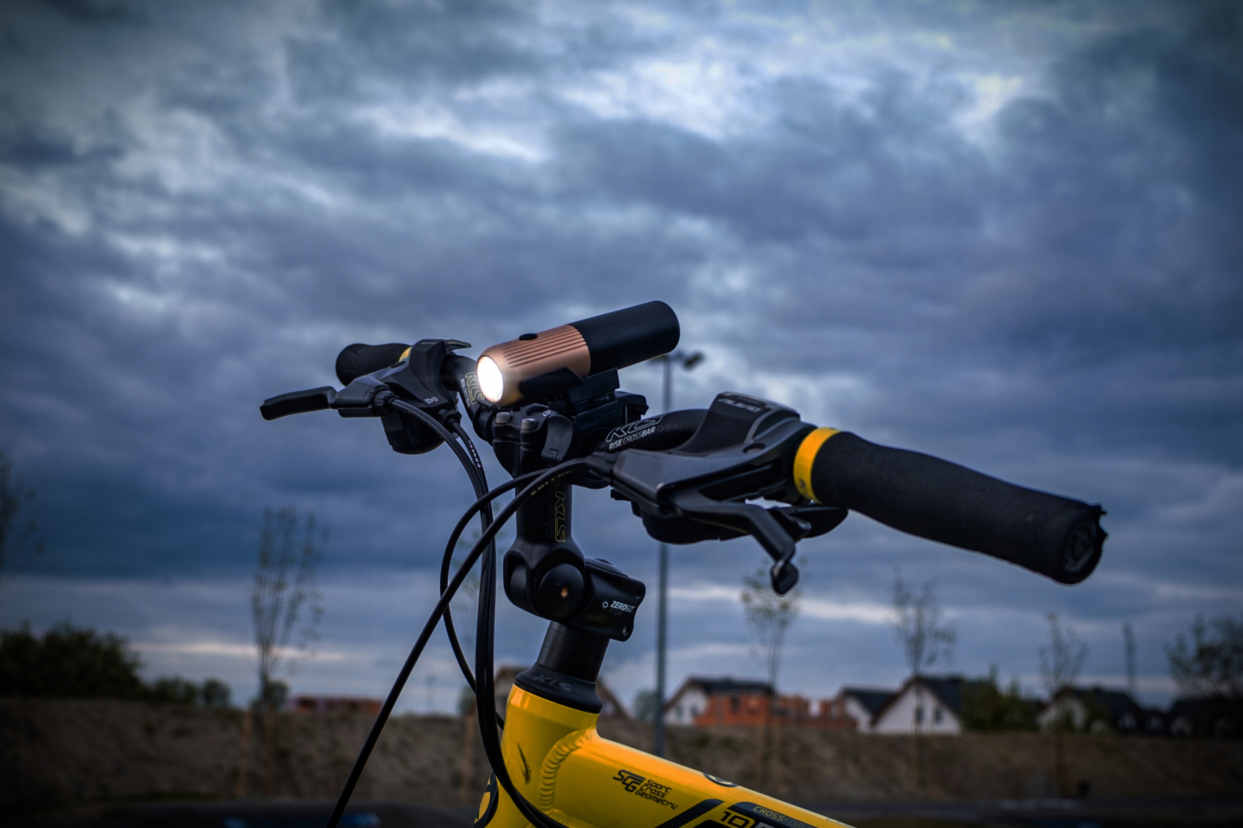 LAMPKA ROWEROWA PRZÓD LED USB-C OŚWIETELNIE ROWEROWE PRO METAL IPX6 VAYOX Strumień świetlny 450 lm