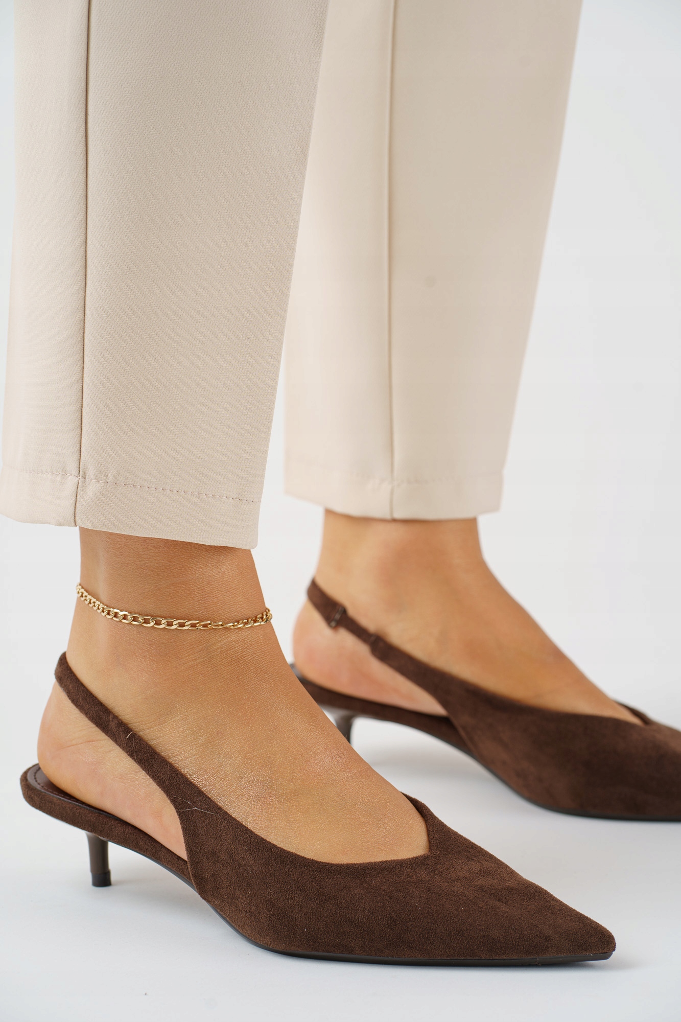 Brązowe czółenka na pasek – elegancja i komfort na co dzień 38