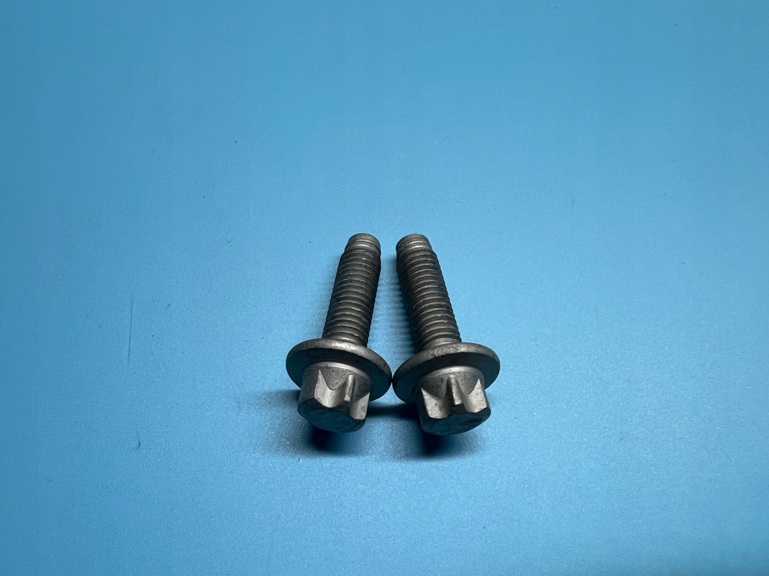 NOWA ORYGINALNA ŚRUBA Z ŁBEM 6-KĄTNYM OKRĄGŁYM MERCEDES-BENZ