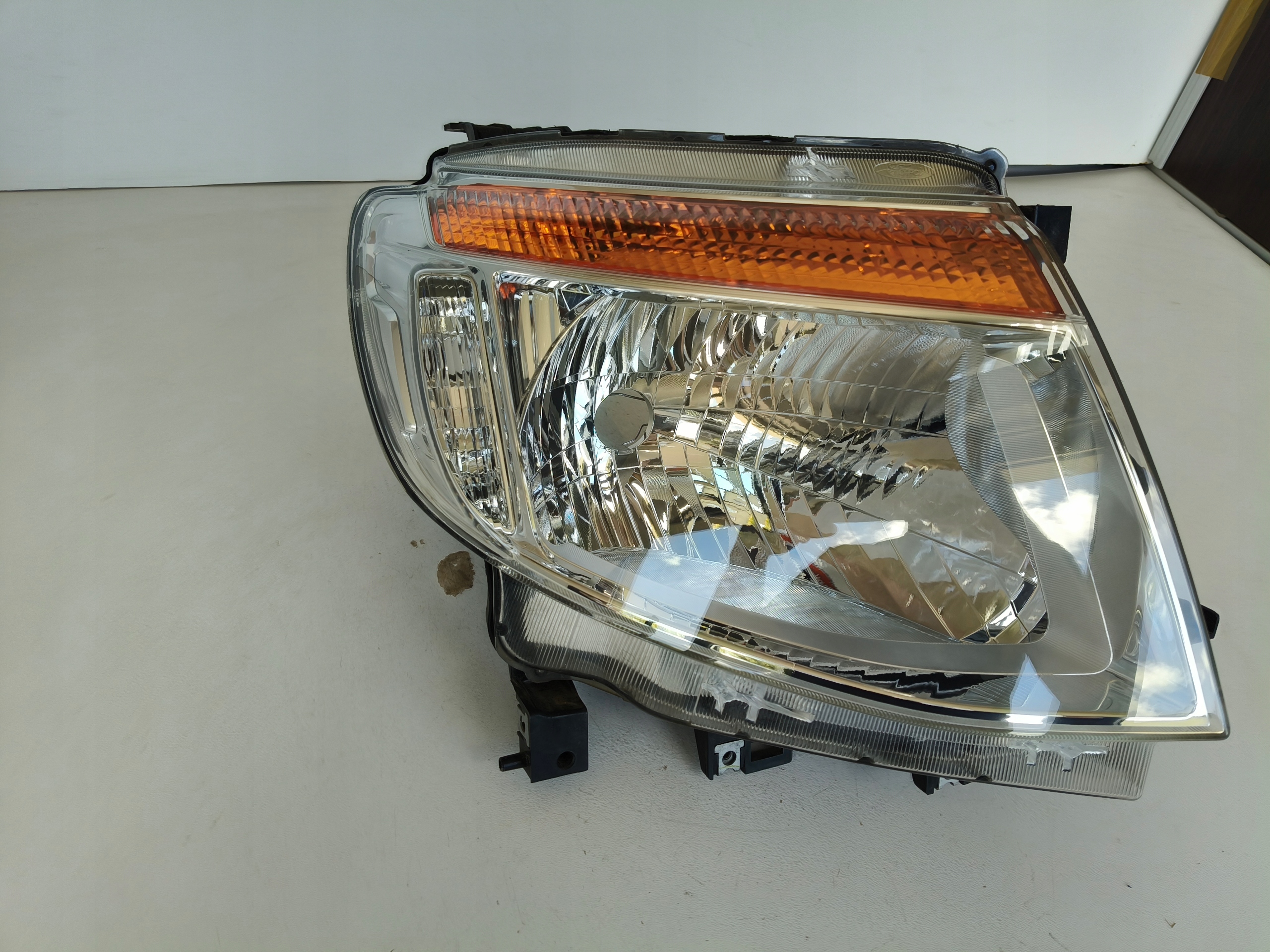 light right REFLEKTOR FORD RANGER 12-15