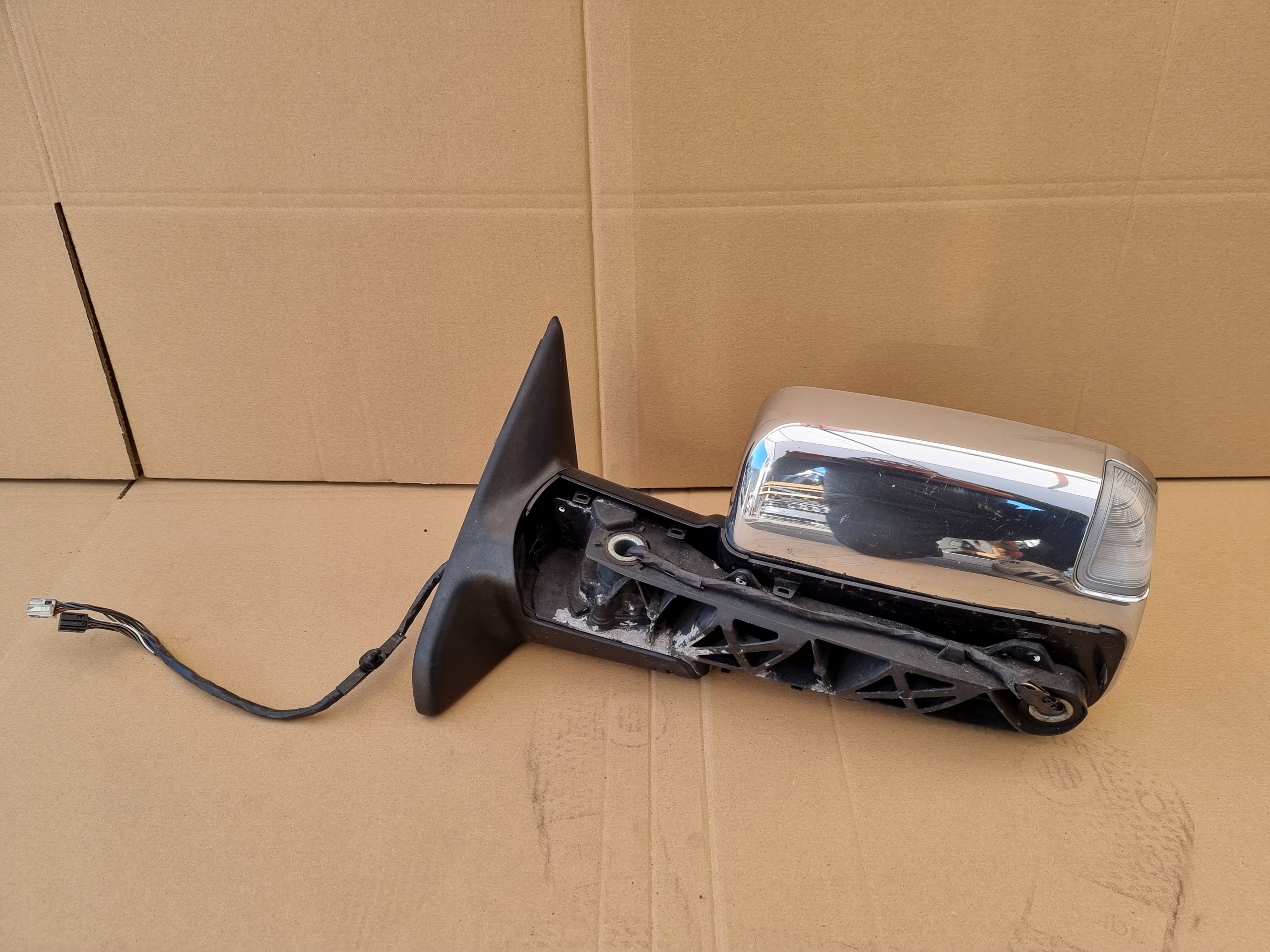 DODGE RAM LUSTERKO LEWE