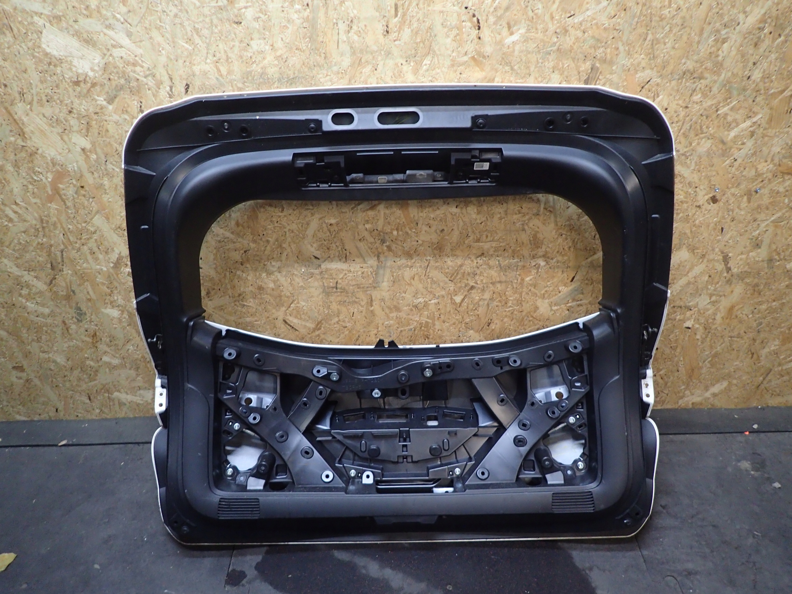 KLAPA TYŁ TOYOTA COROLLA E21 KOMBI Kolor do lakierowania