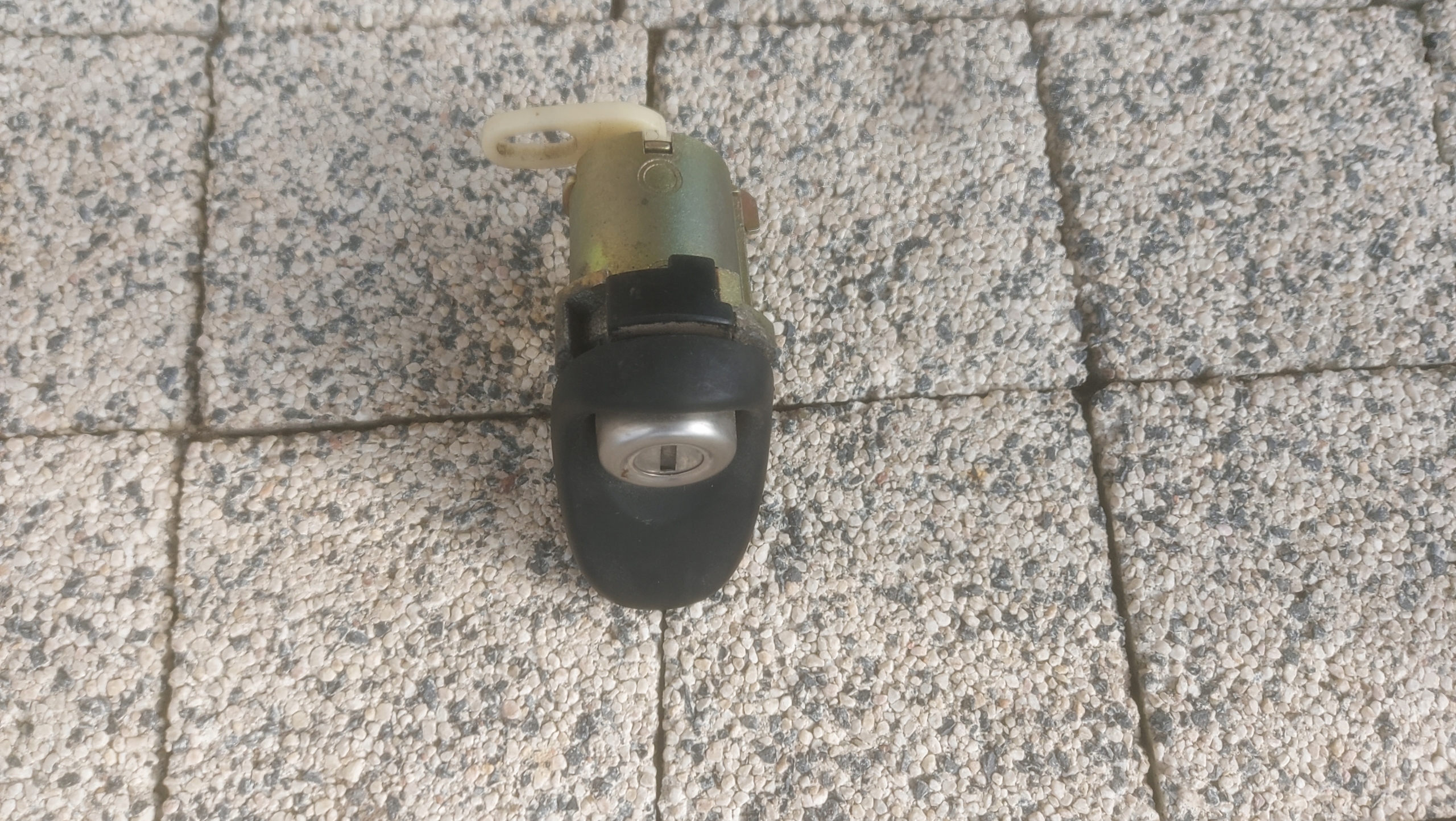 2004-09 - ЗАМОК (ВСТАВКА) В ЗАДНІ ДВЕРІ-YARIS І 99-05