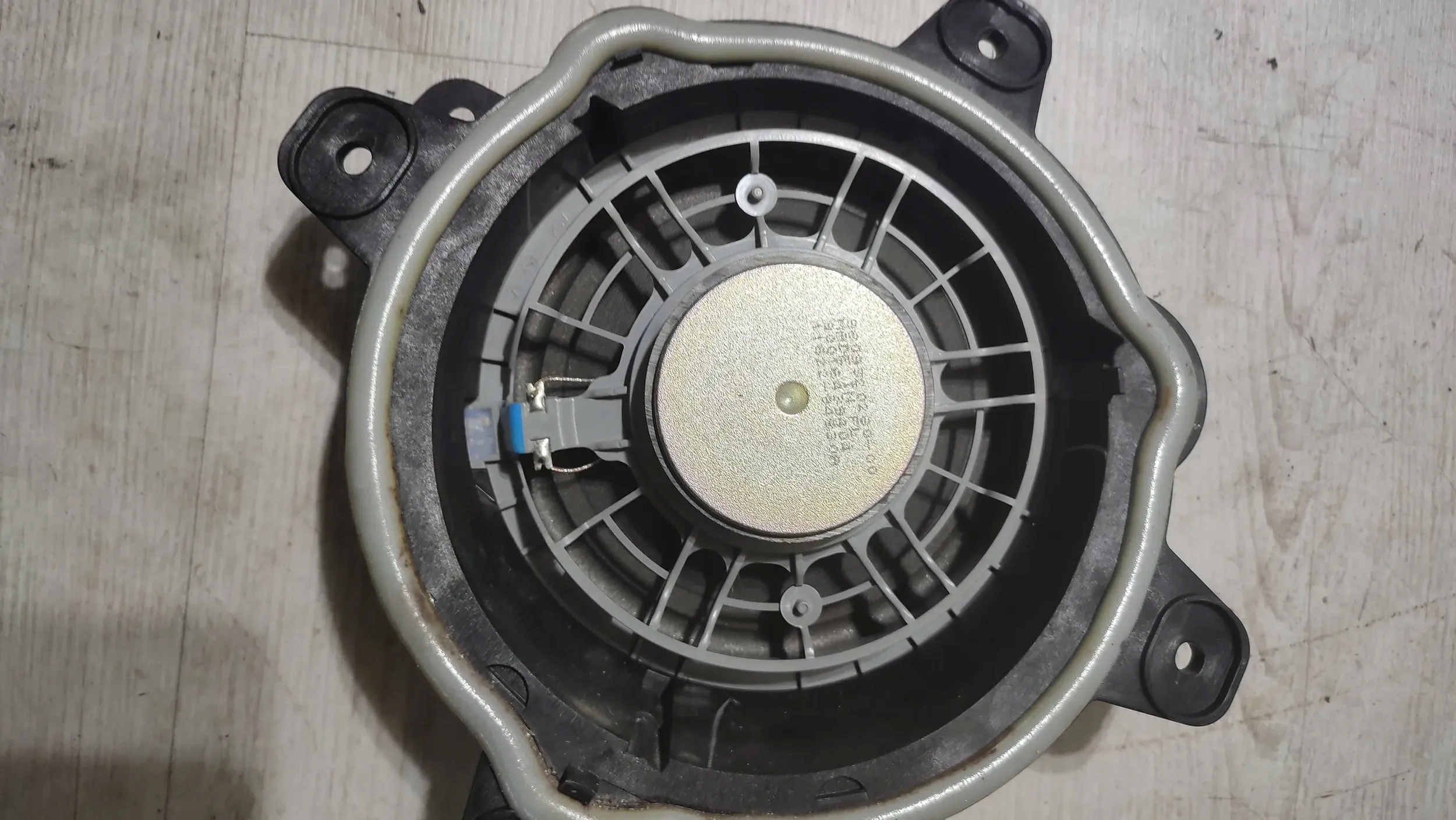 Opel Corsa F 1.2 22r. speaker