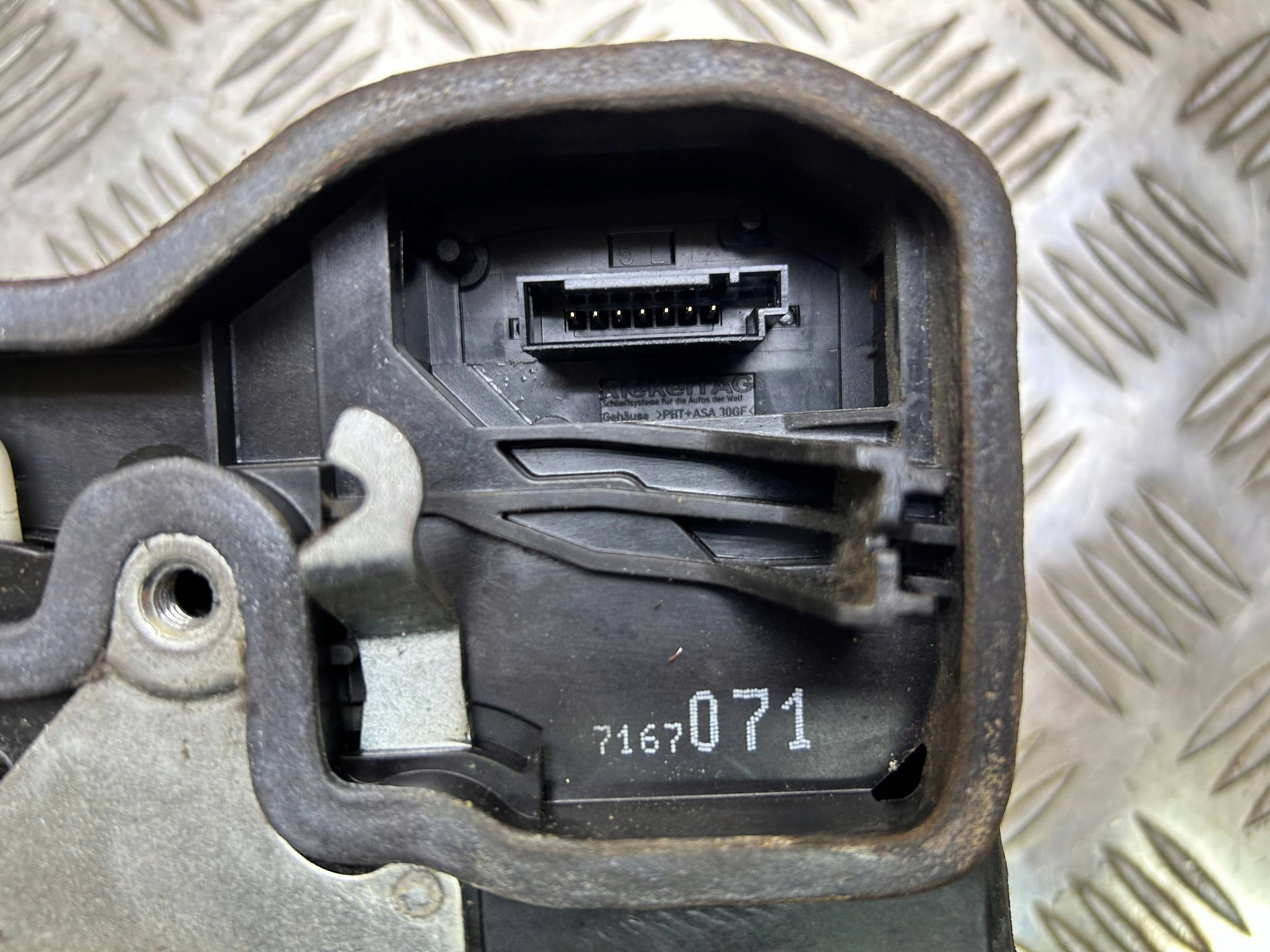 lock door przednich left front 7 PIN EUROPA BMW 5 E60 E61 2004 7167071