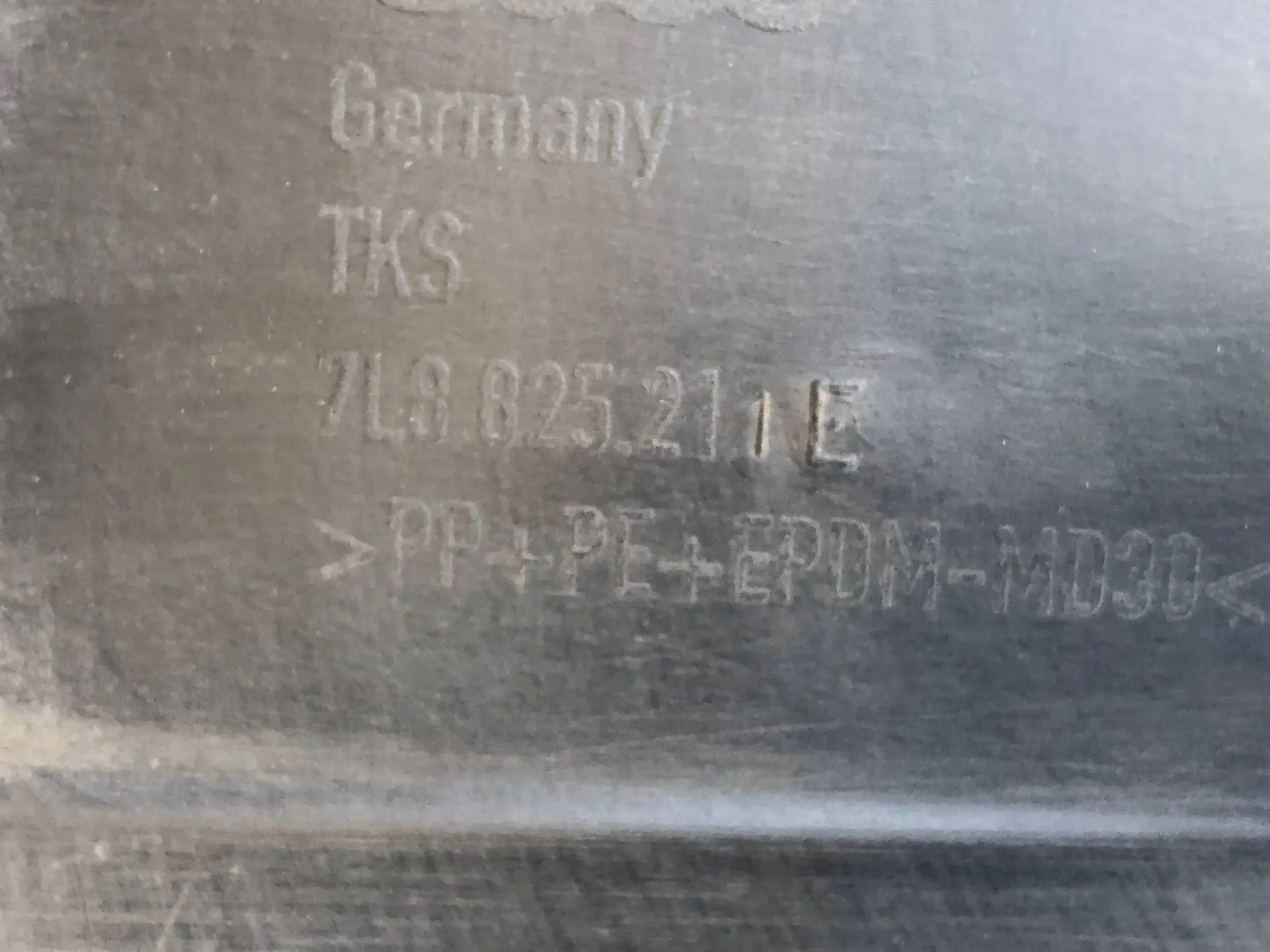 cover chassis left AUDI Q7 4L 7L8825211E
