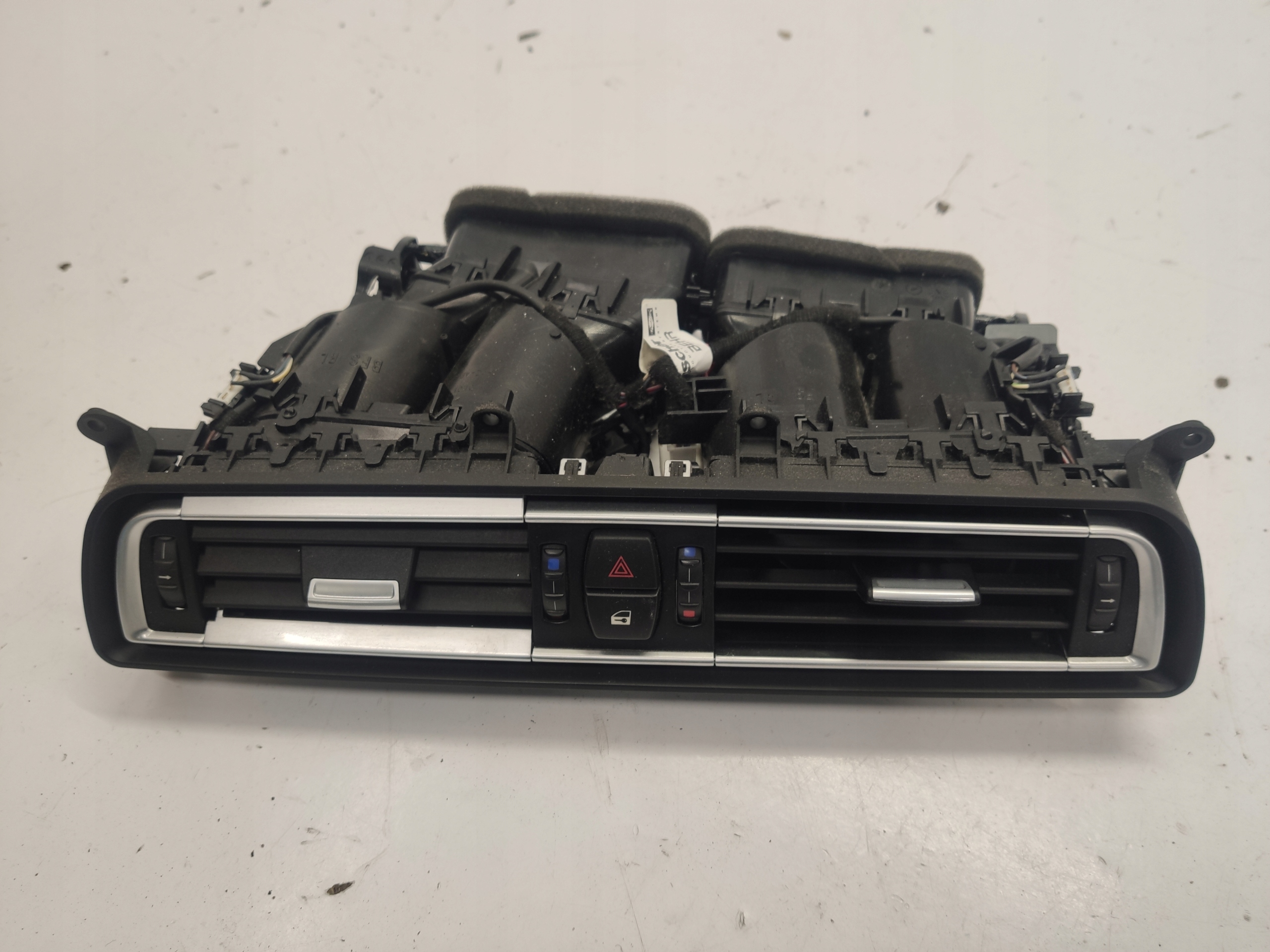 BMW 7 F01 F02 LCI KRATKA NAWIEWU ŚRODKOWA 9115860