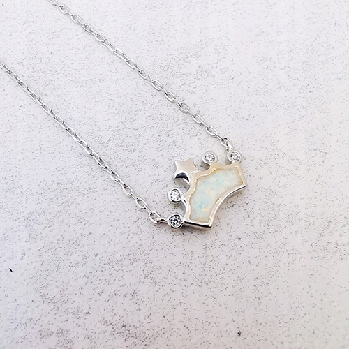 Kolia koruna s bílým opálem