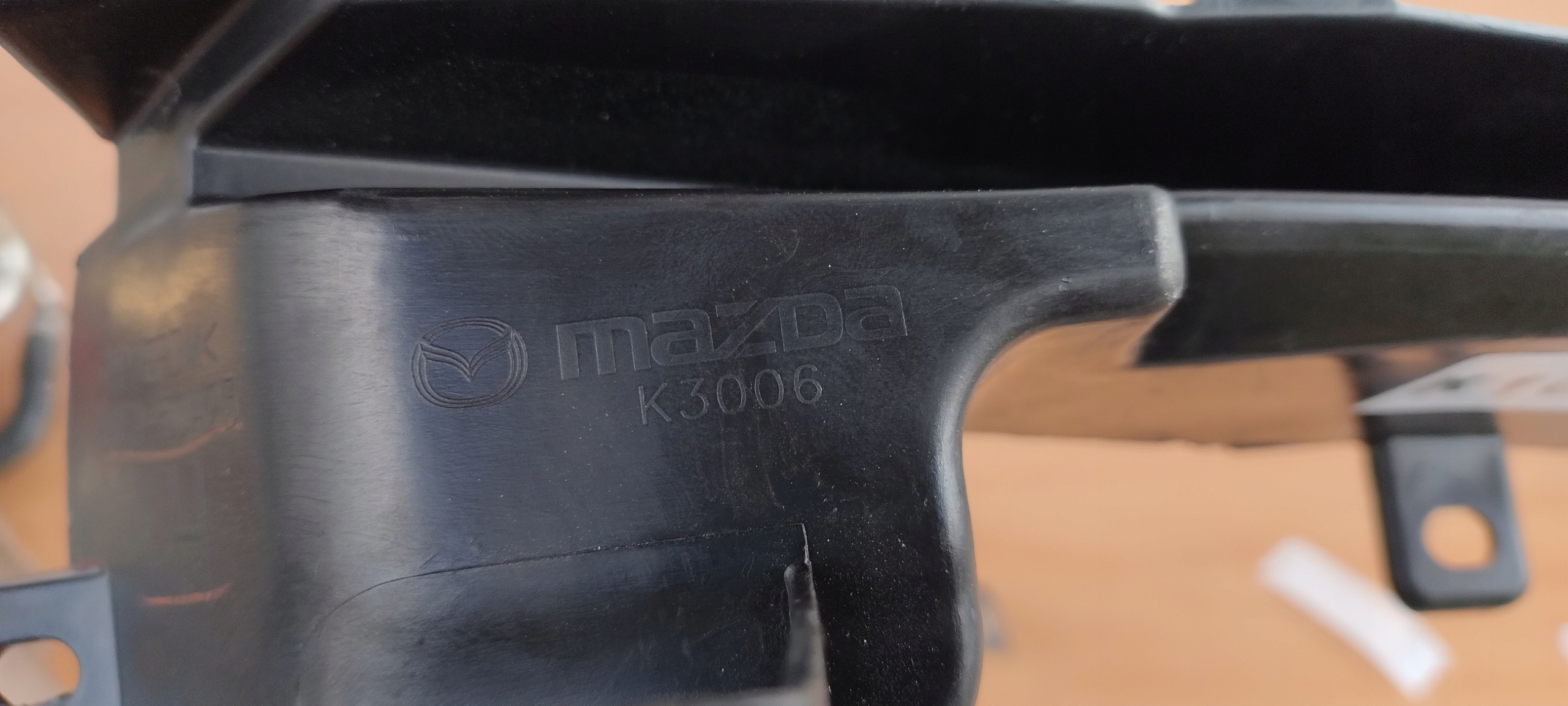 levá volant vzduchový přívod MAZDA 3 III K3006