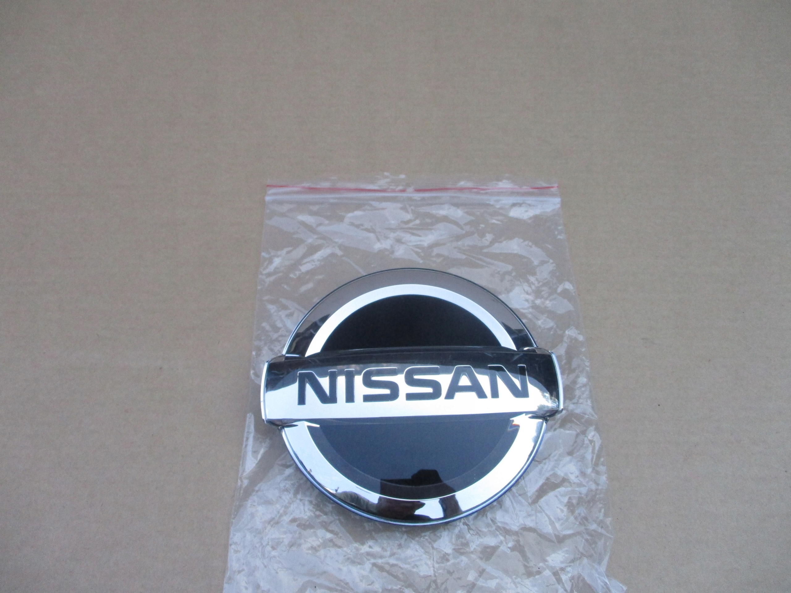 EMBLEMAT ATRAPY GRILLA RADARU NISSAN QASHQAI III J12 21- JUKE ALMERA NOWY O