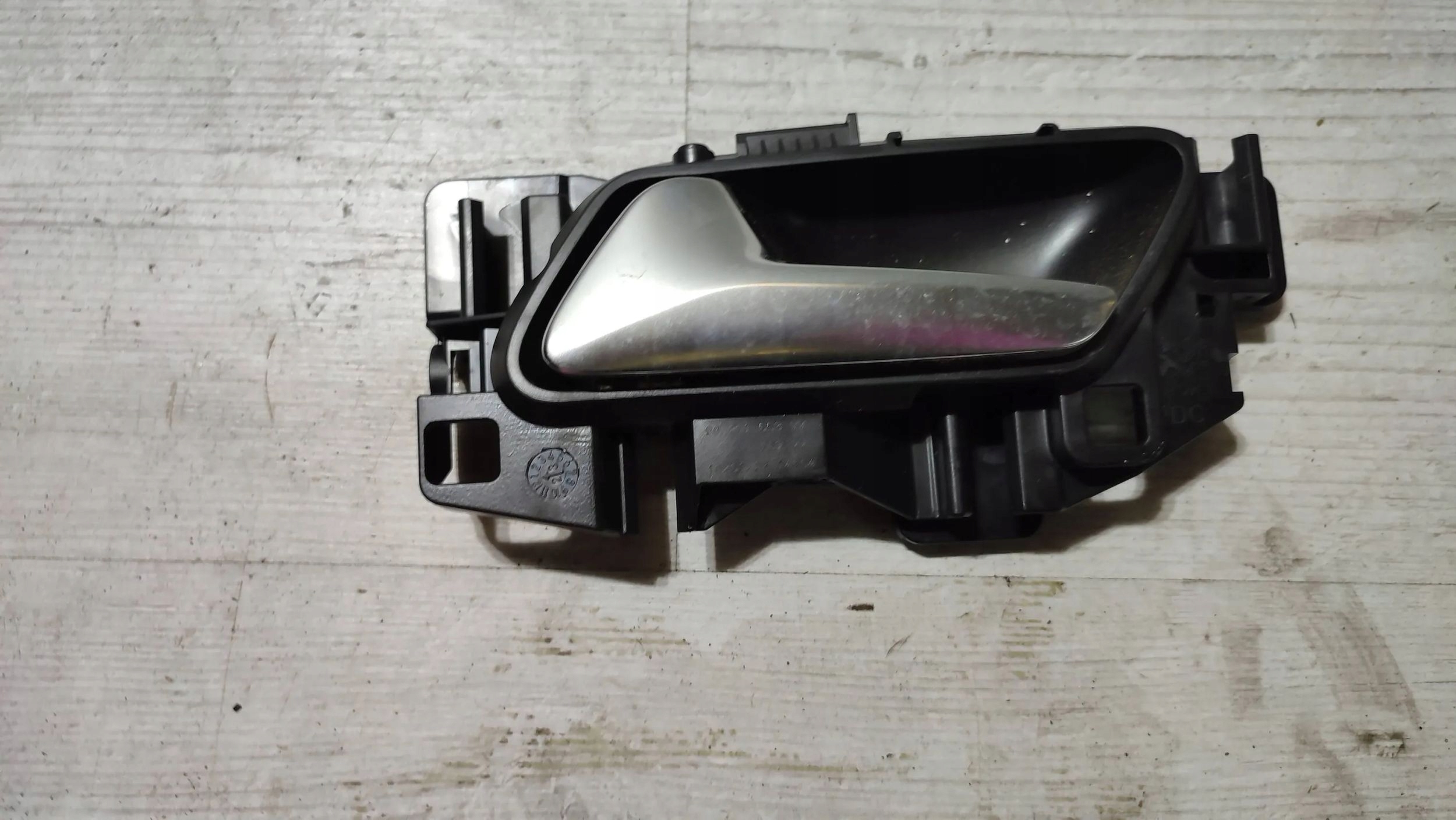Peugeot 208 II 23r 1.2 front side left handle inner