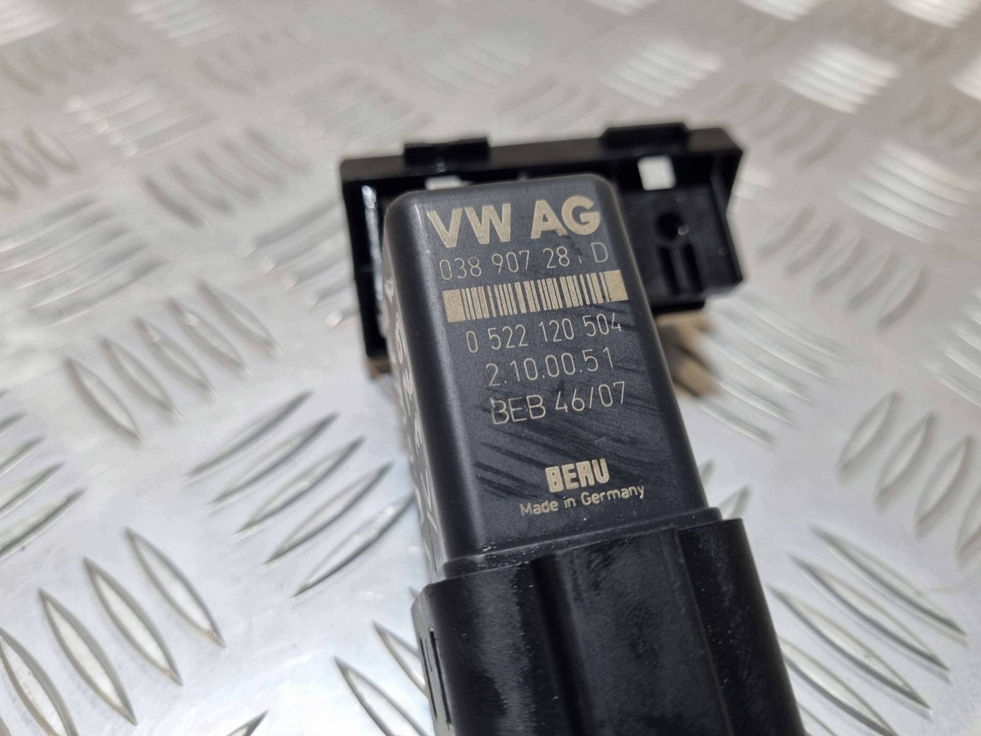 relay plugs zarowych Volkswagen Golf 5 2008 038907281D