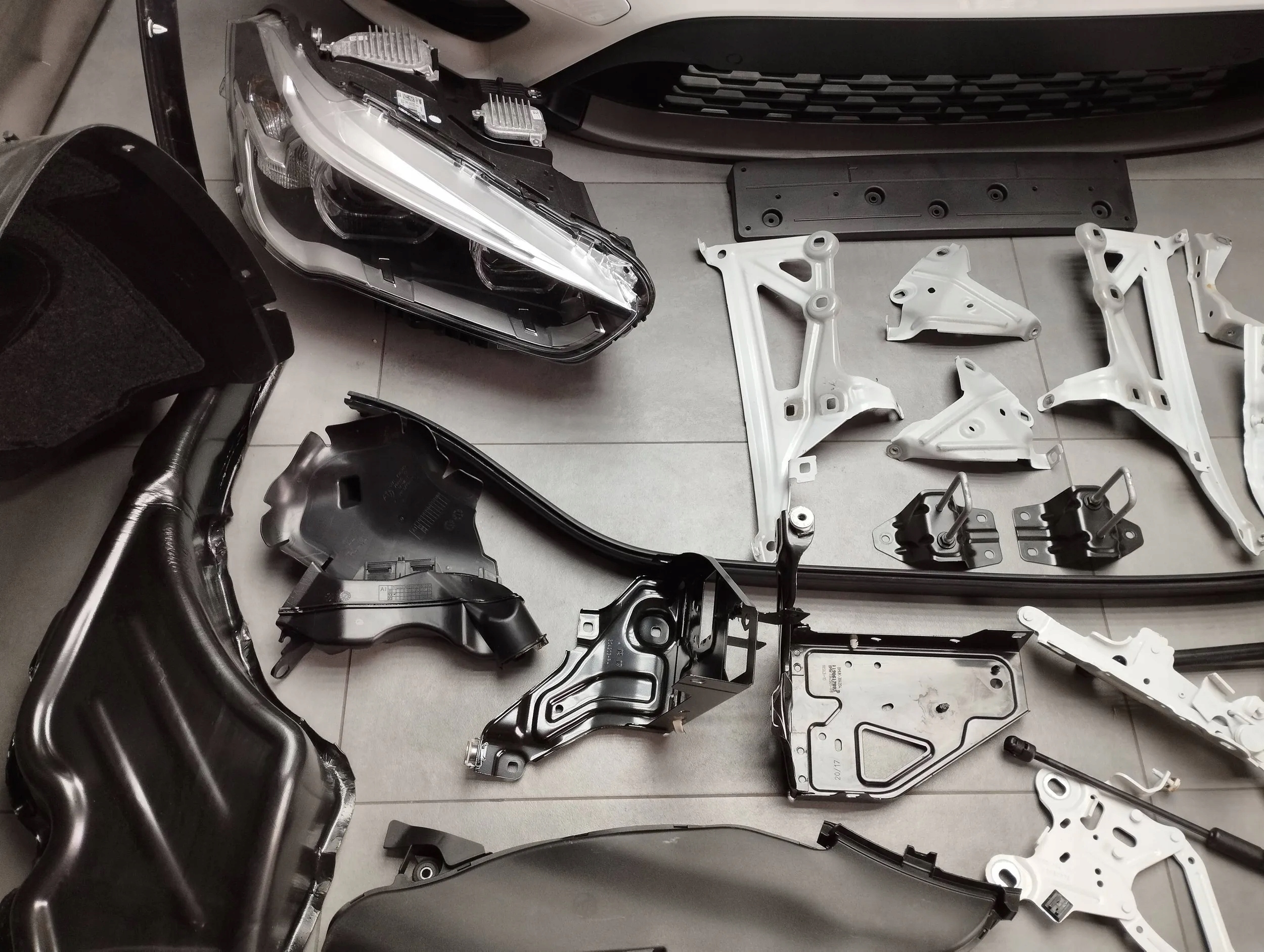 BMW X1 F48 MASKA ZDERZAK LAMPY PAS BŁOTNIKI A300 Producent części BMW OE