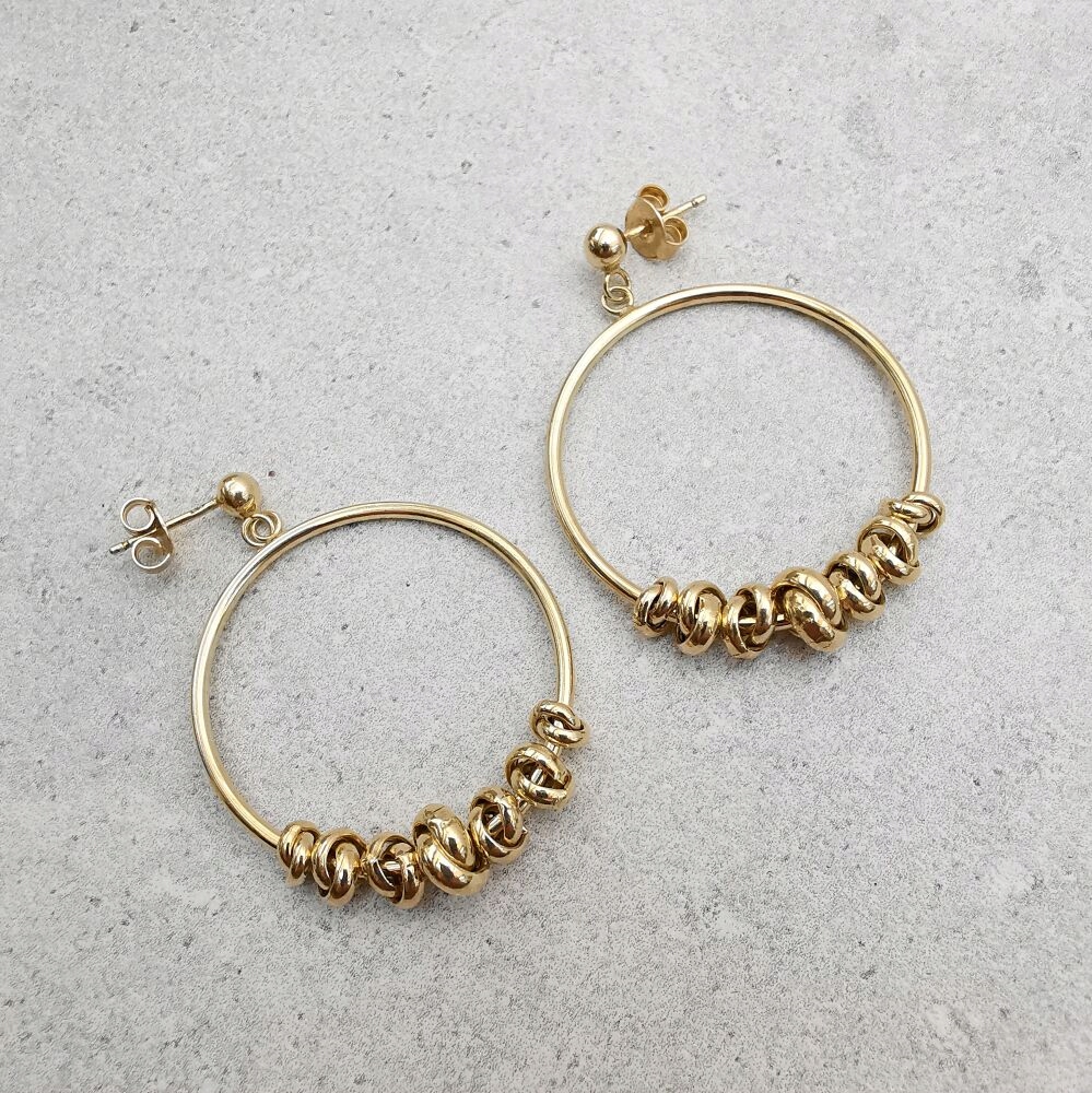 Pozlacená kolečka zdobená uzlíky