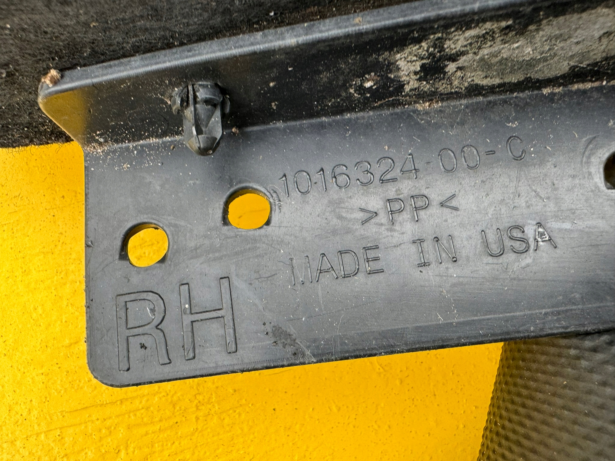 tesla MODEL S 12R- подкрылки задний правый 1016324-00-C