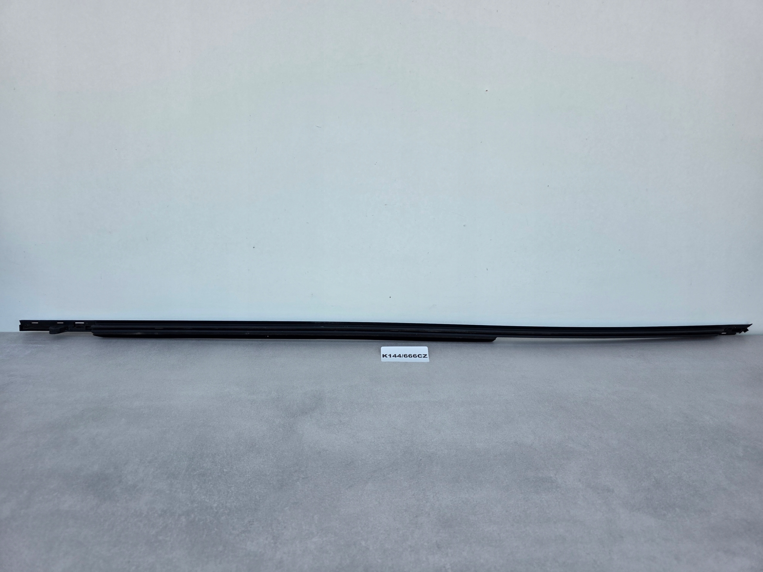 JAGUAR and-PACE moulding dust windows door left rear part K144/666CZ