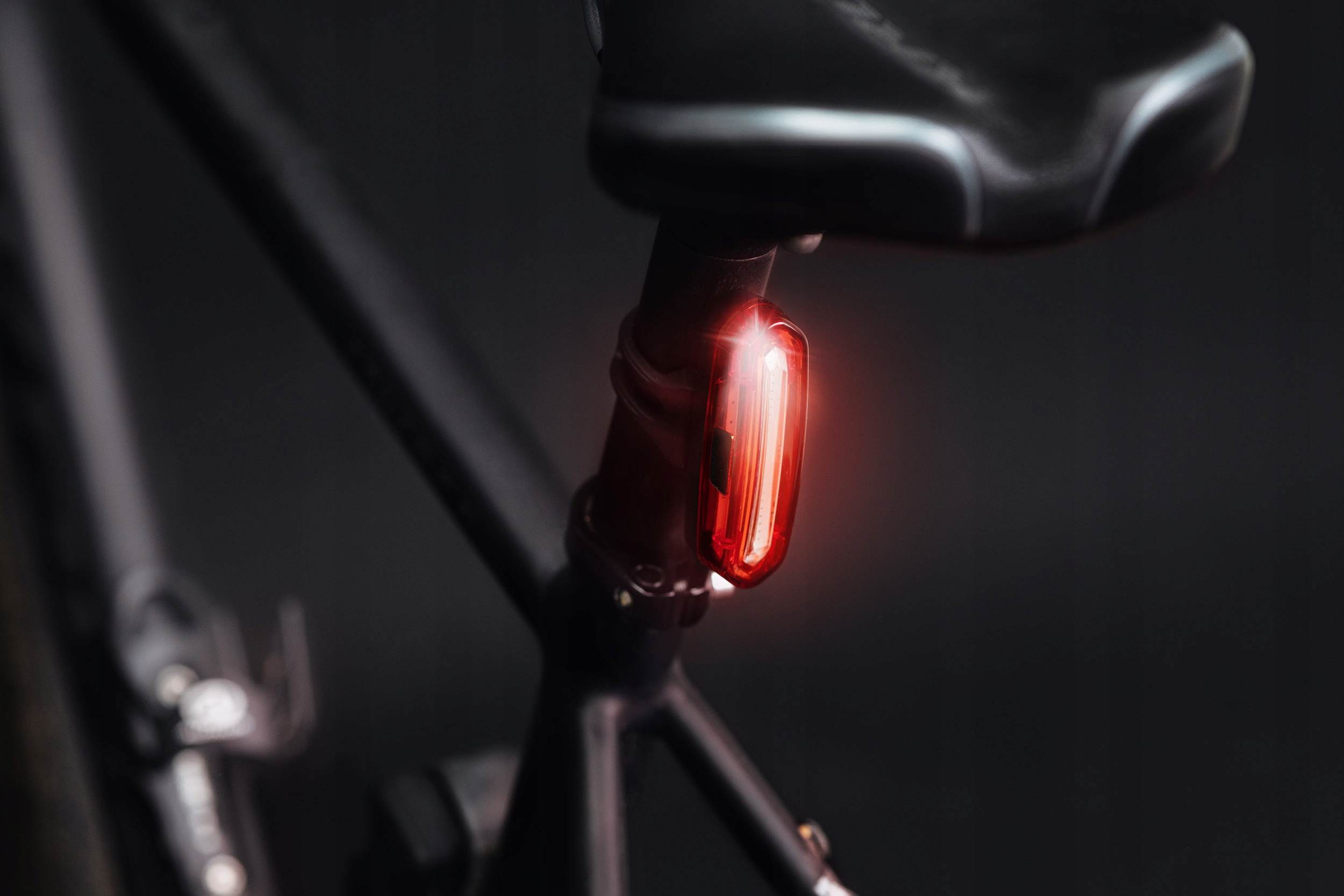 Tylna lampka latarka rowerowa czerwone światło LED USB Marka Specter