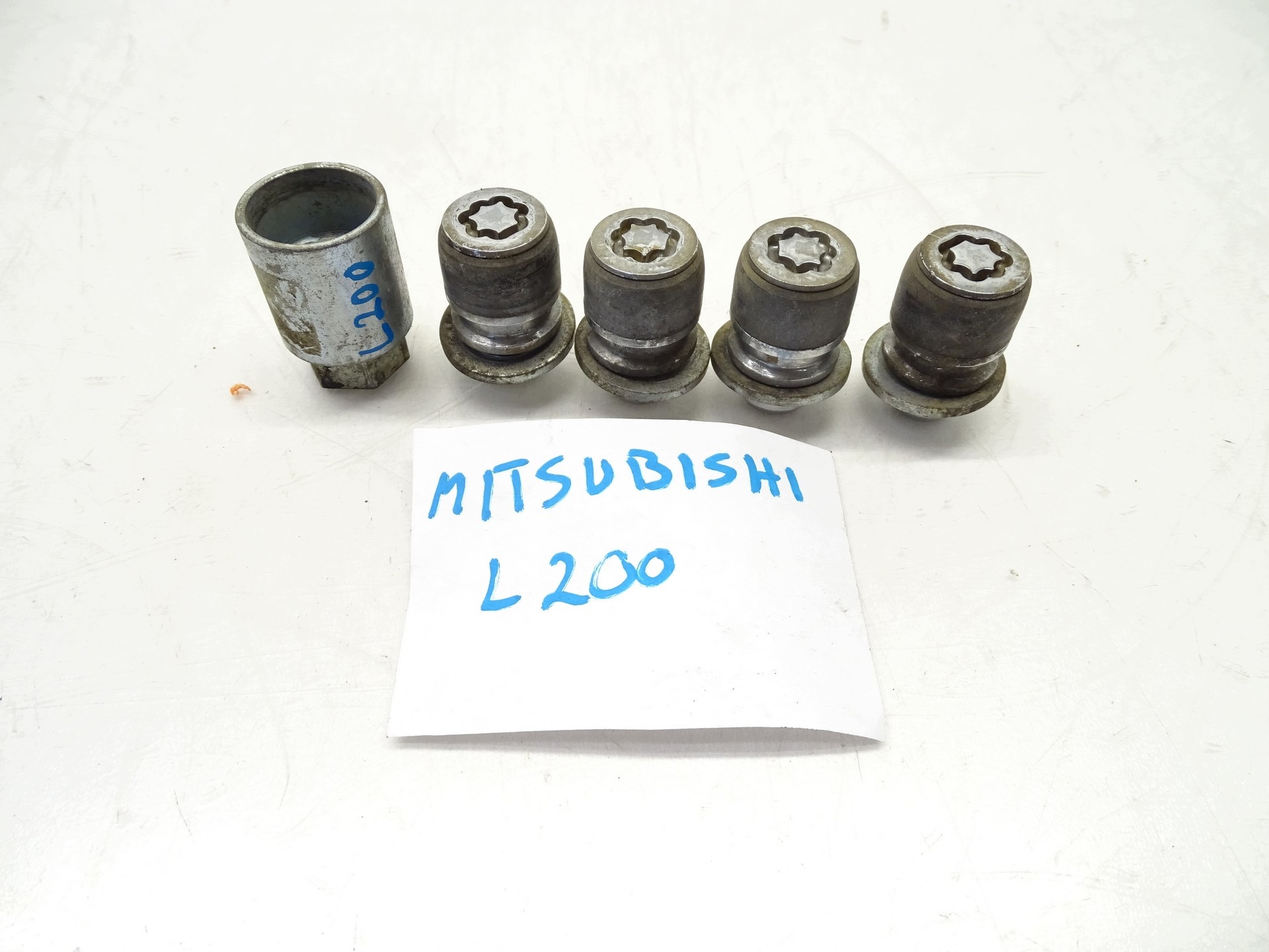 screws nuts ZLODZIEJKI MITSUBISHI L200