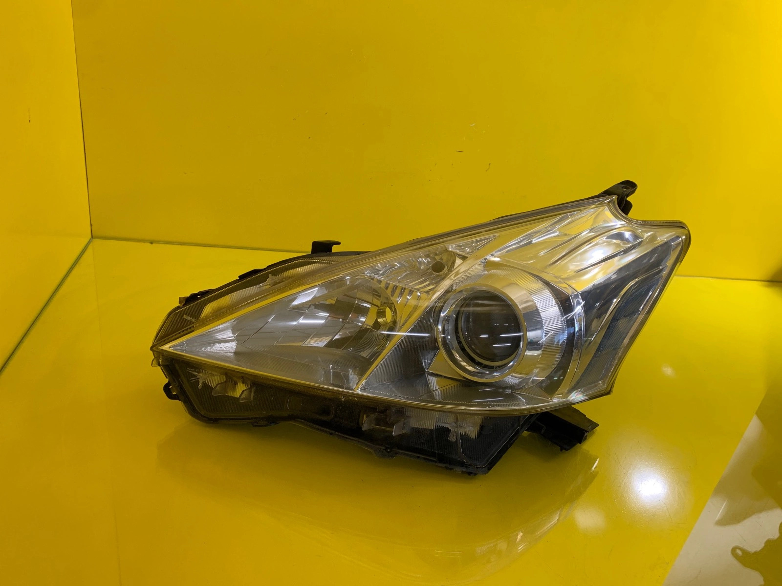 Toyota Prius plus + 12-16 light front front left