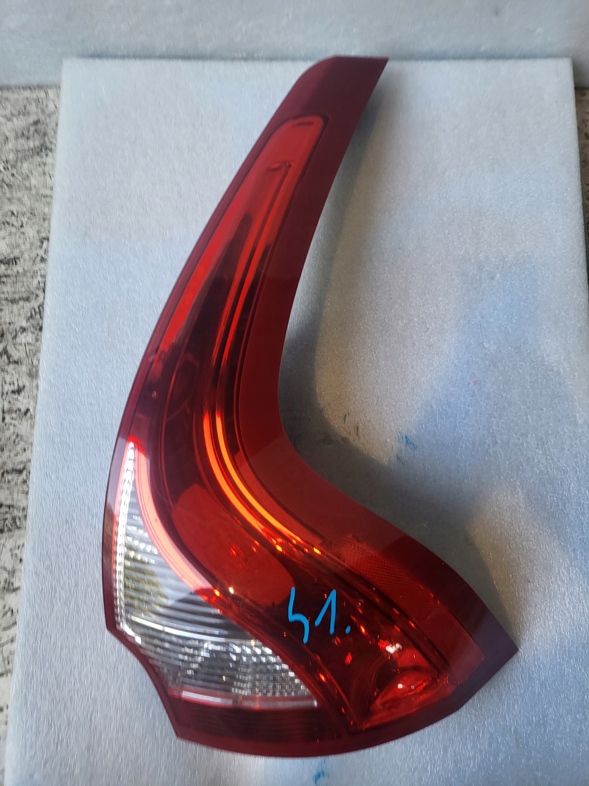 VOLVO XC60 LAMPA PRAWA TYŁ TYLNA 31323035