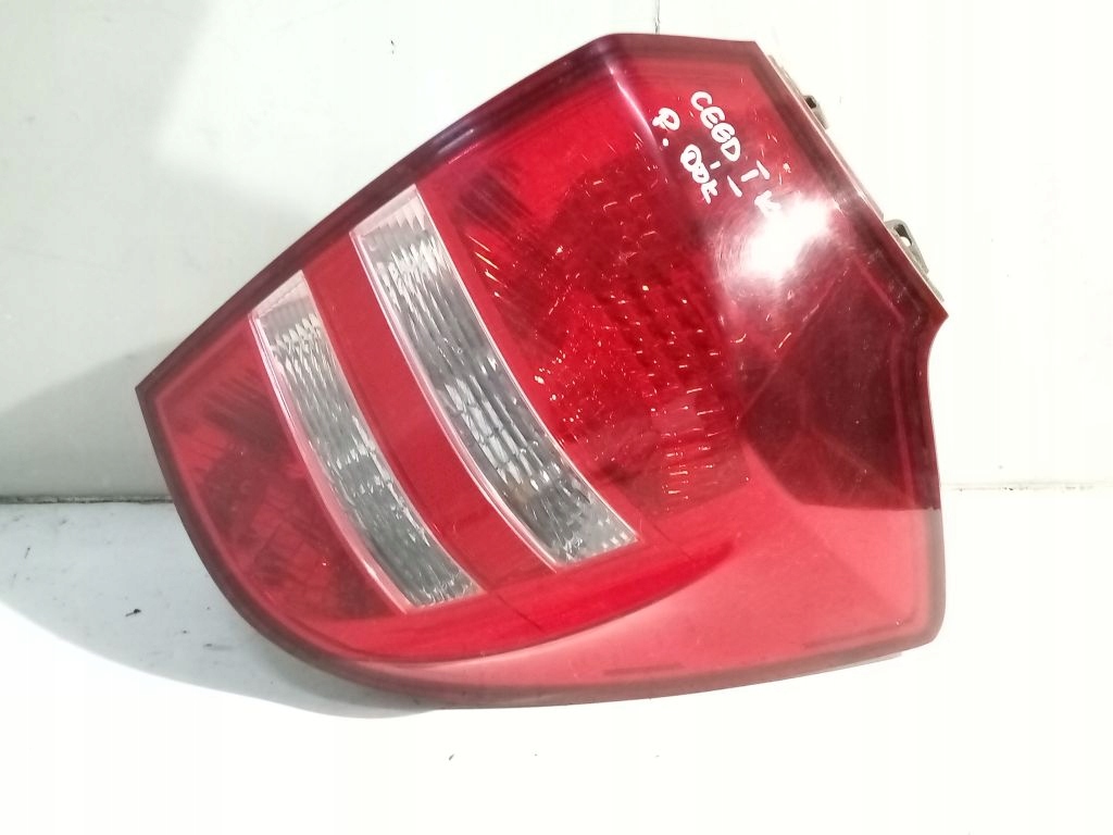 Kia Ceed and 1 kombi light right rear part rear lower