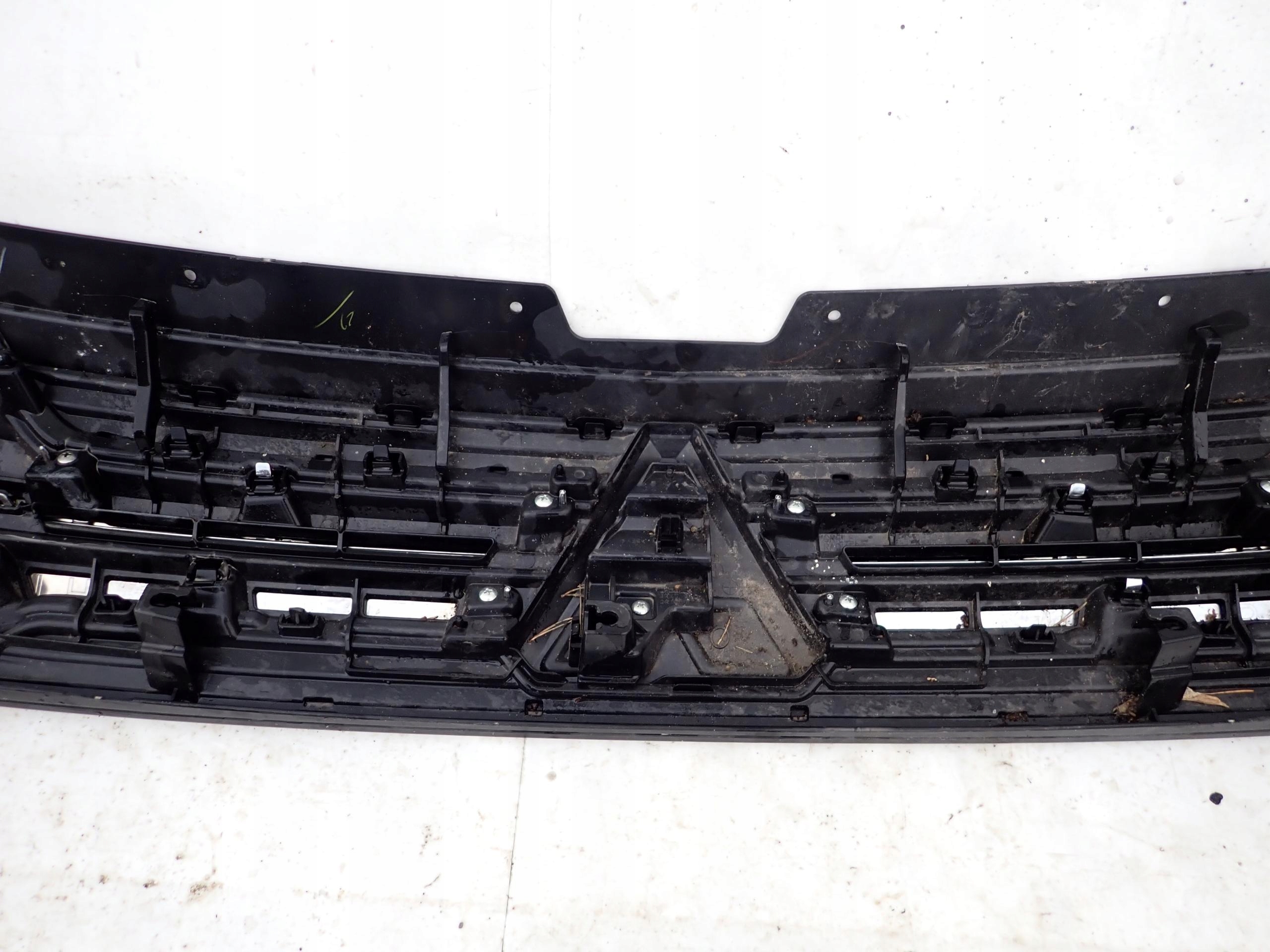 MITSUBISHI OUTLANDER III LIFT 18- Grill Grill