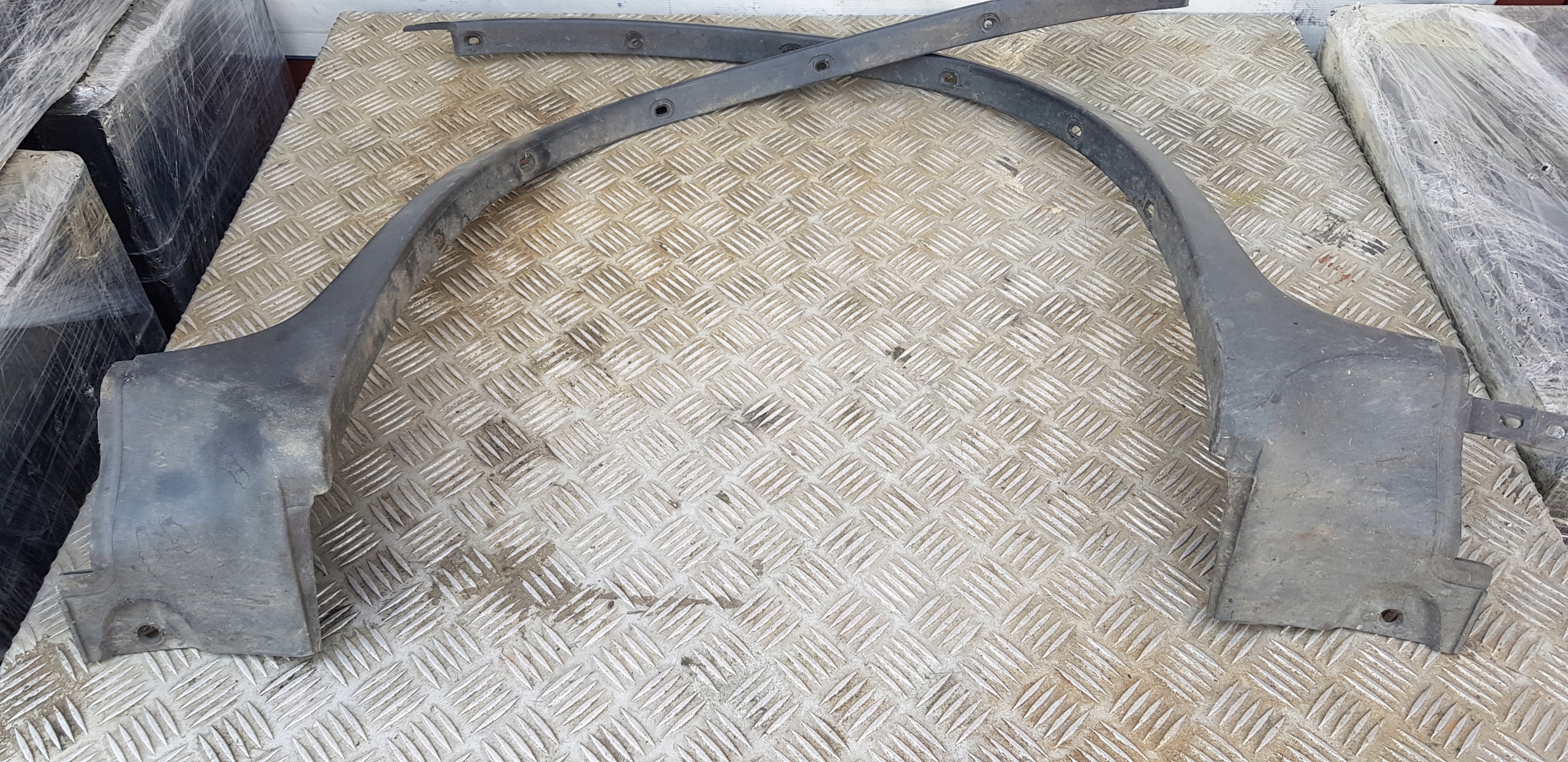 BMW X5 E53 lišta blatníku levá pravá záď