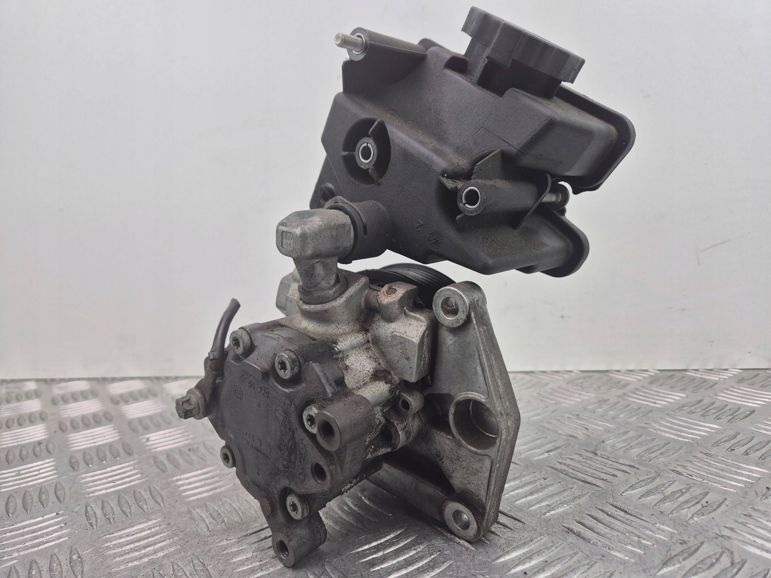 Mercedes C280 W204 servo pump A0054666501