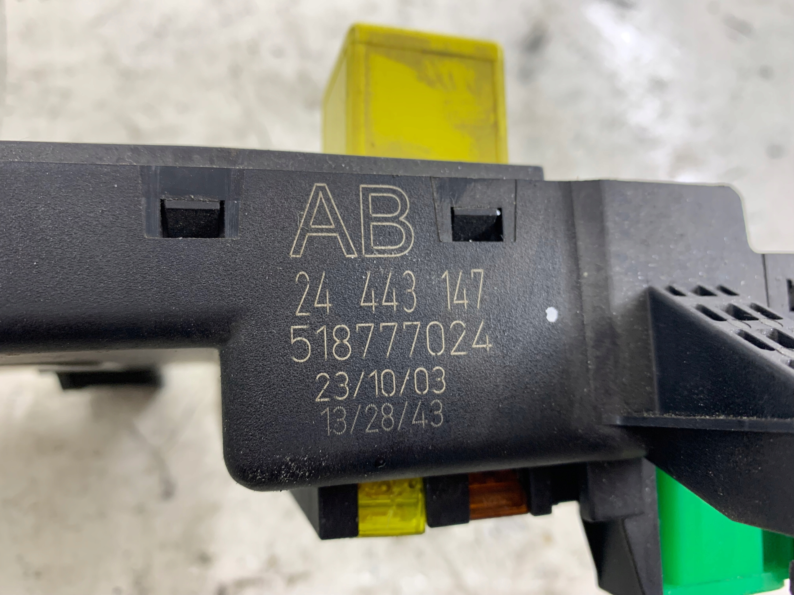 OPEL VECTRA C fuse box 13165970 24443147