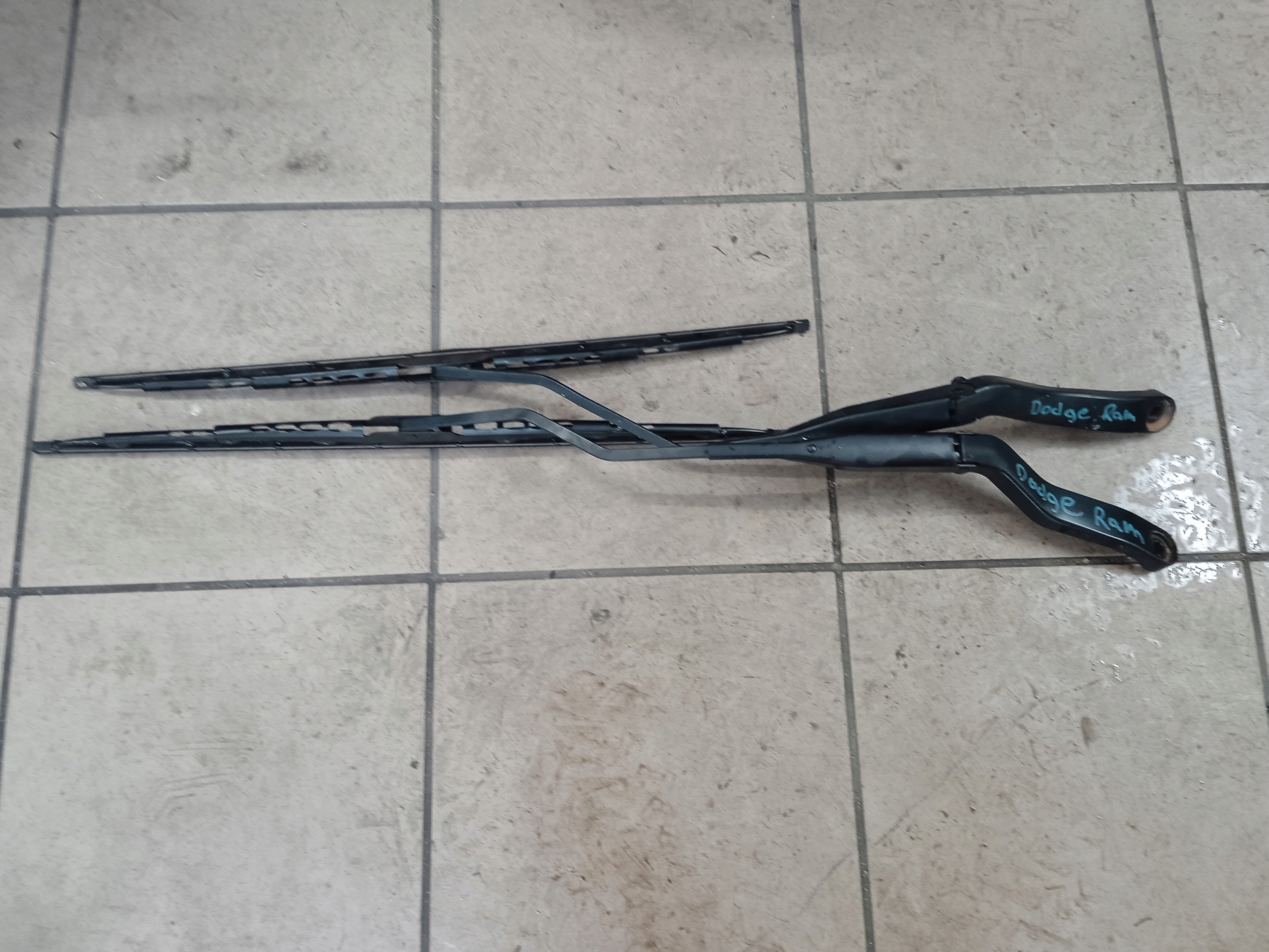 31260529 - ВАЖЕЛІ СКЛООЧИСНИКА DODGE RAM 15-17