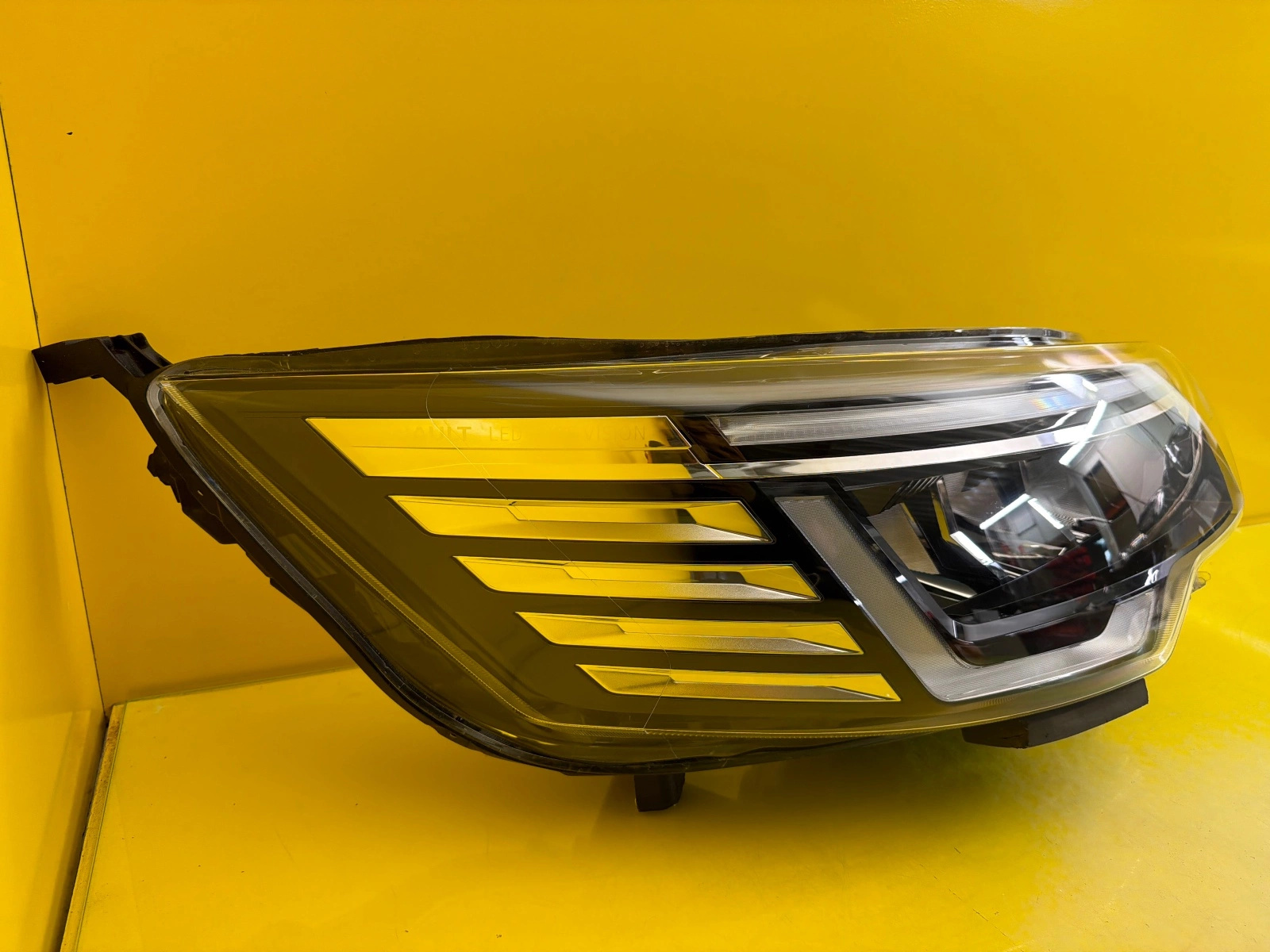 light right Renault Trafic IV Full Led 260102899R
