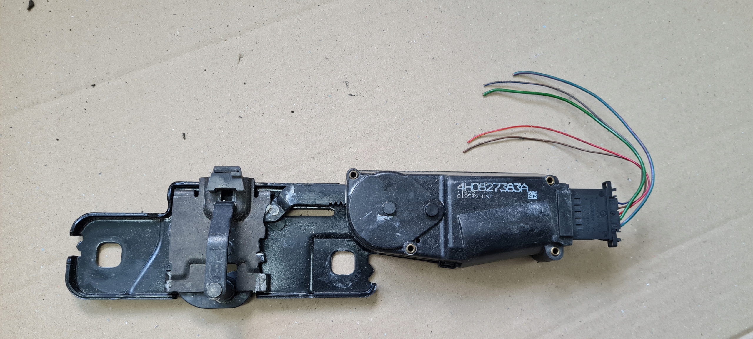 S7g A7 ЗАМОК DOCIAG КРЫШКИ BAGAZNIKAh0827383a A6 C7g