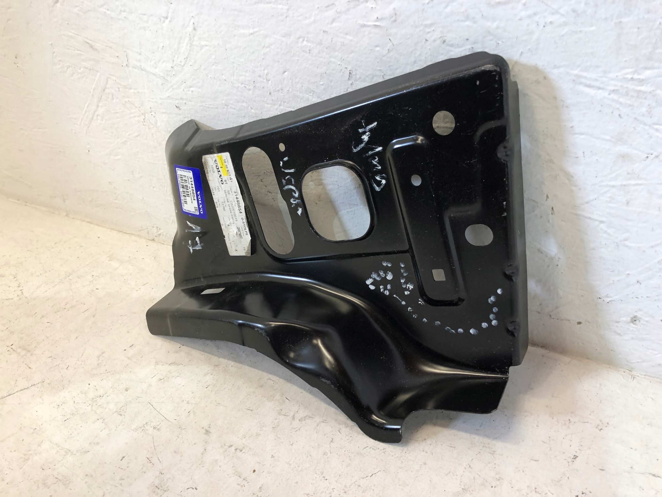 VOLVO XC60 pas prawy wzmocnienie 18 - Producent części Volvo OE