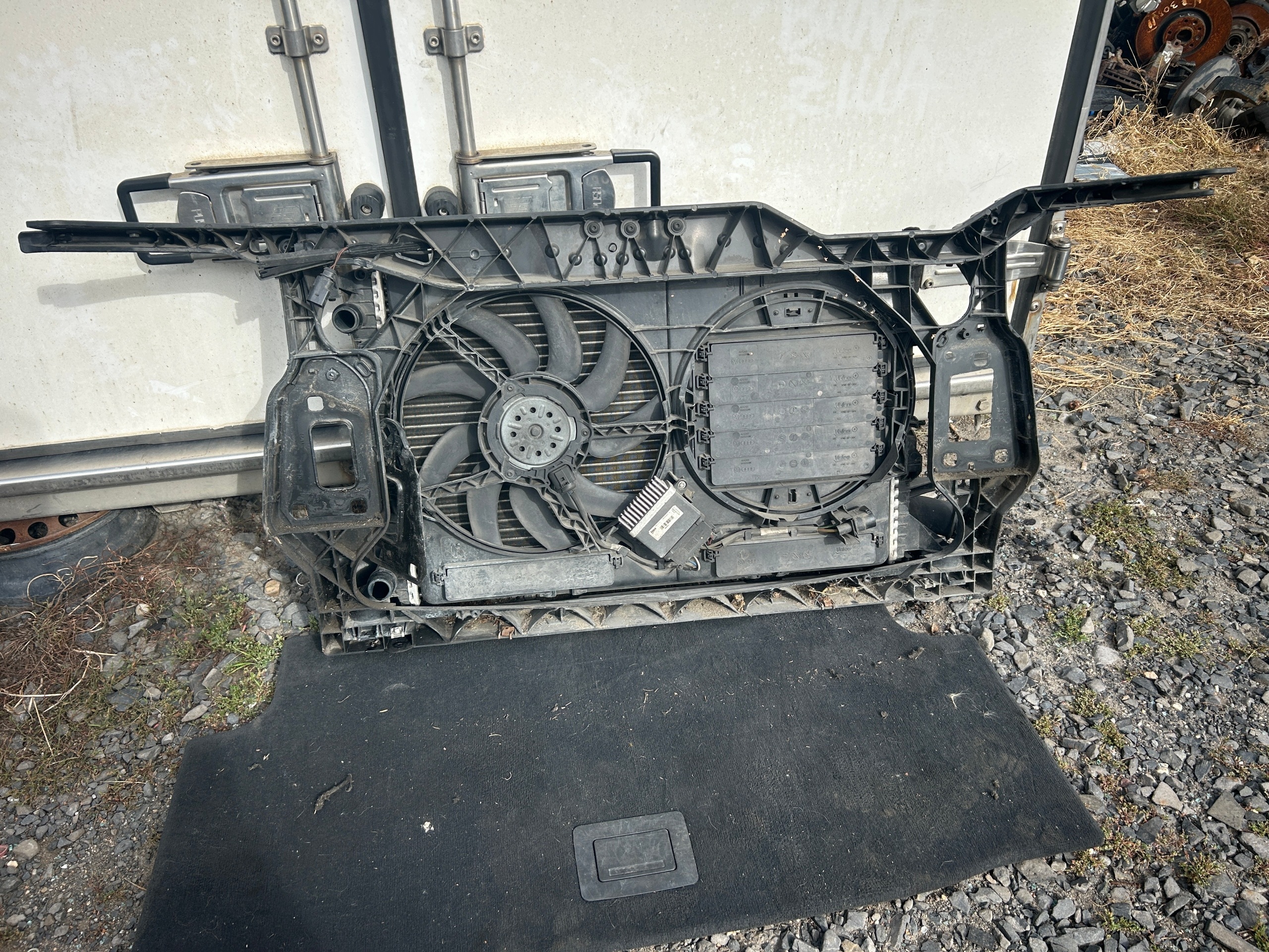 AUDI A4 B8 2,0 TDI CAG support panel for radiators radiator