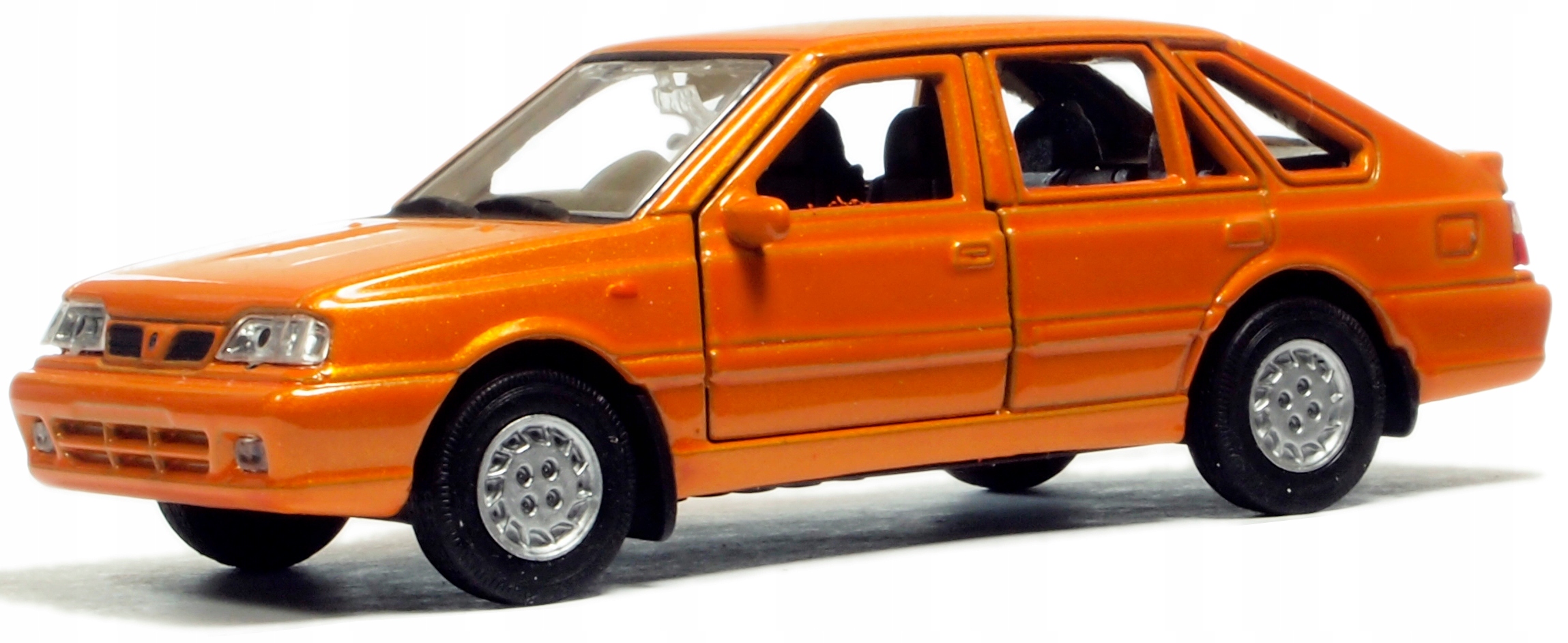 Auto Samochód Polonez Caro 1:39 pomarańczowy WELLY Model POLONEZ CARO