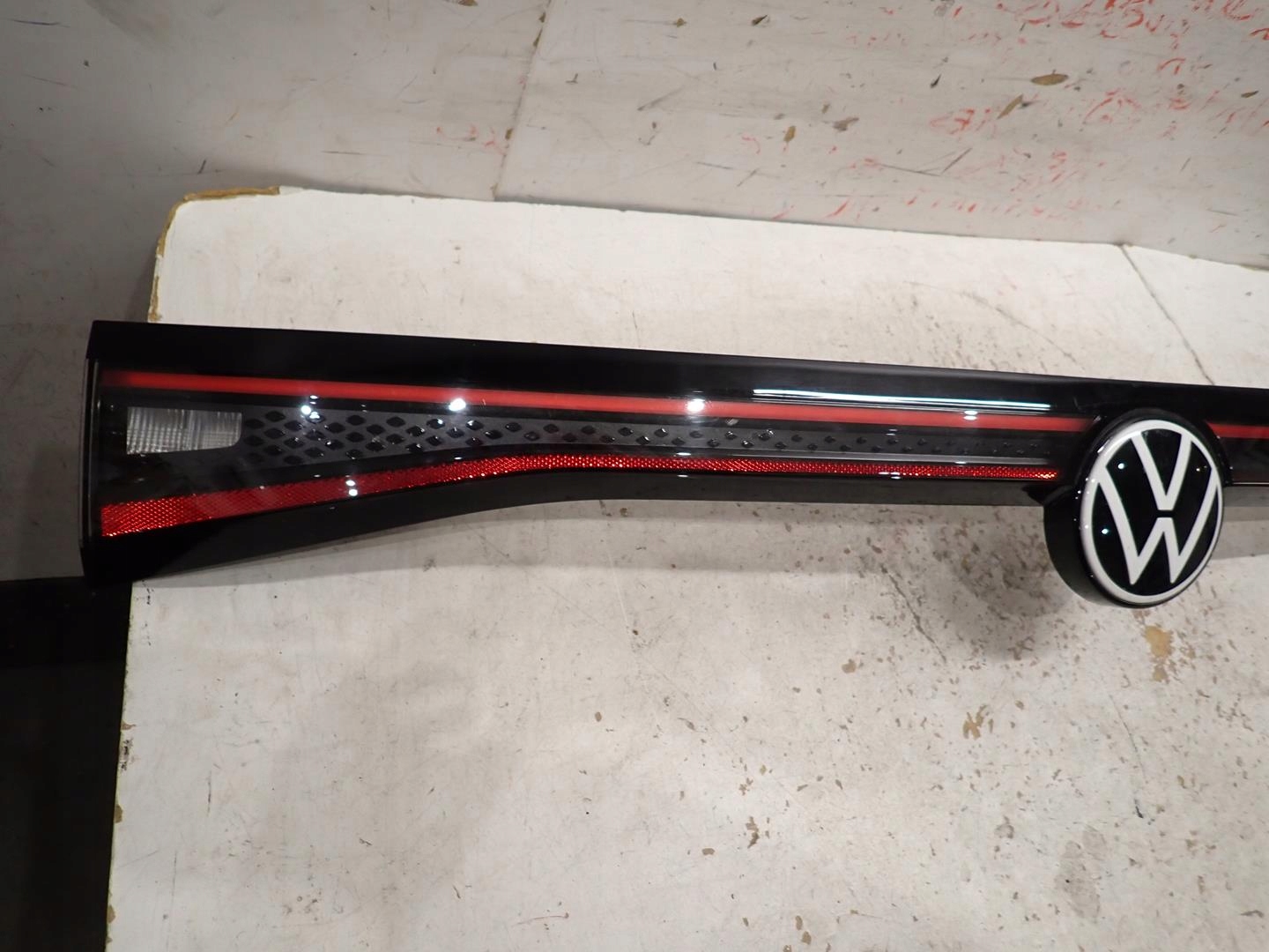 cap bonnet light rear part VW ID4 11A945093