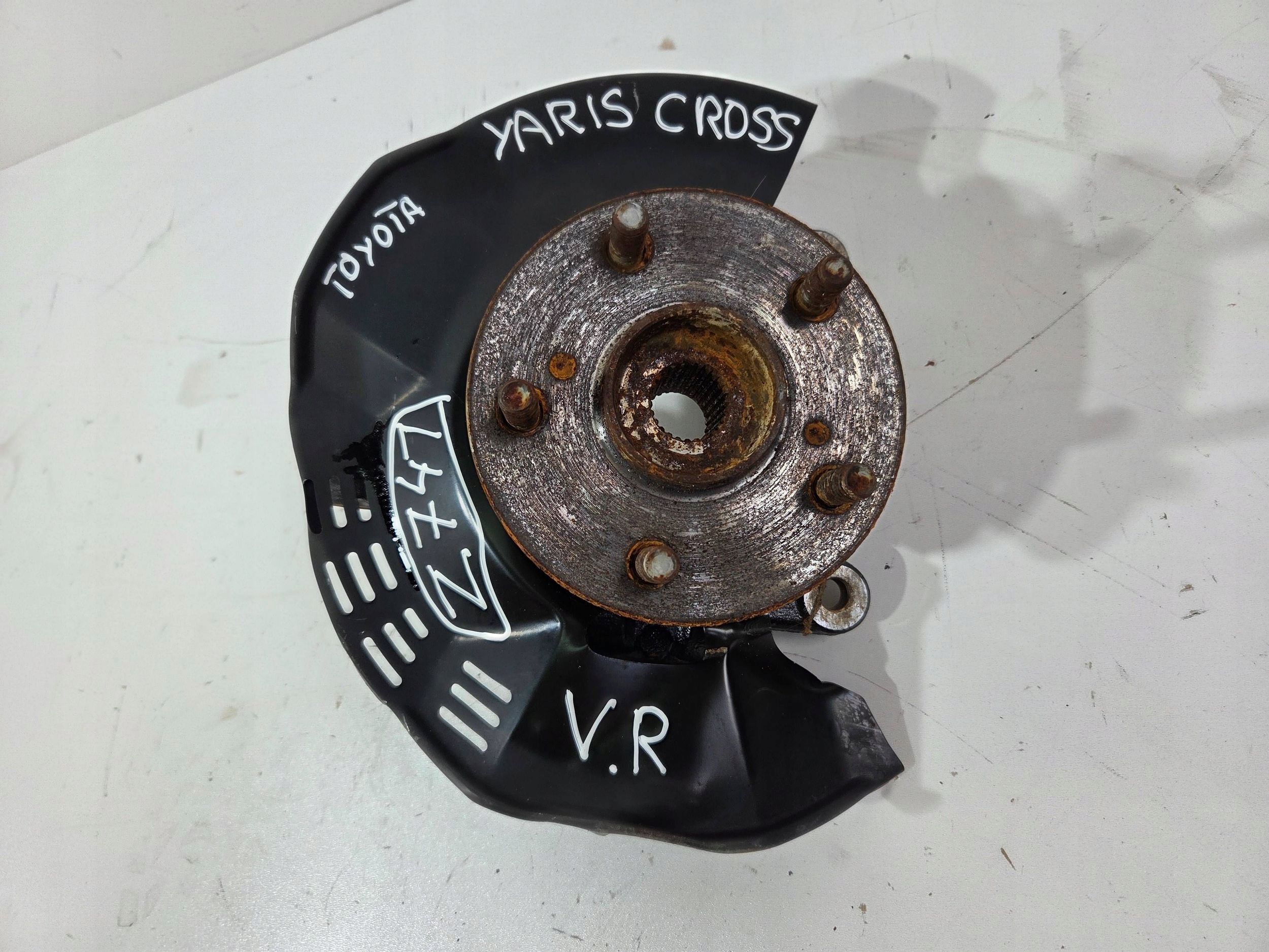 Toyota Yaris Cross swing front right (Z741)