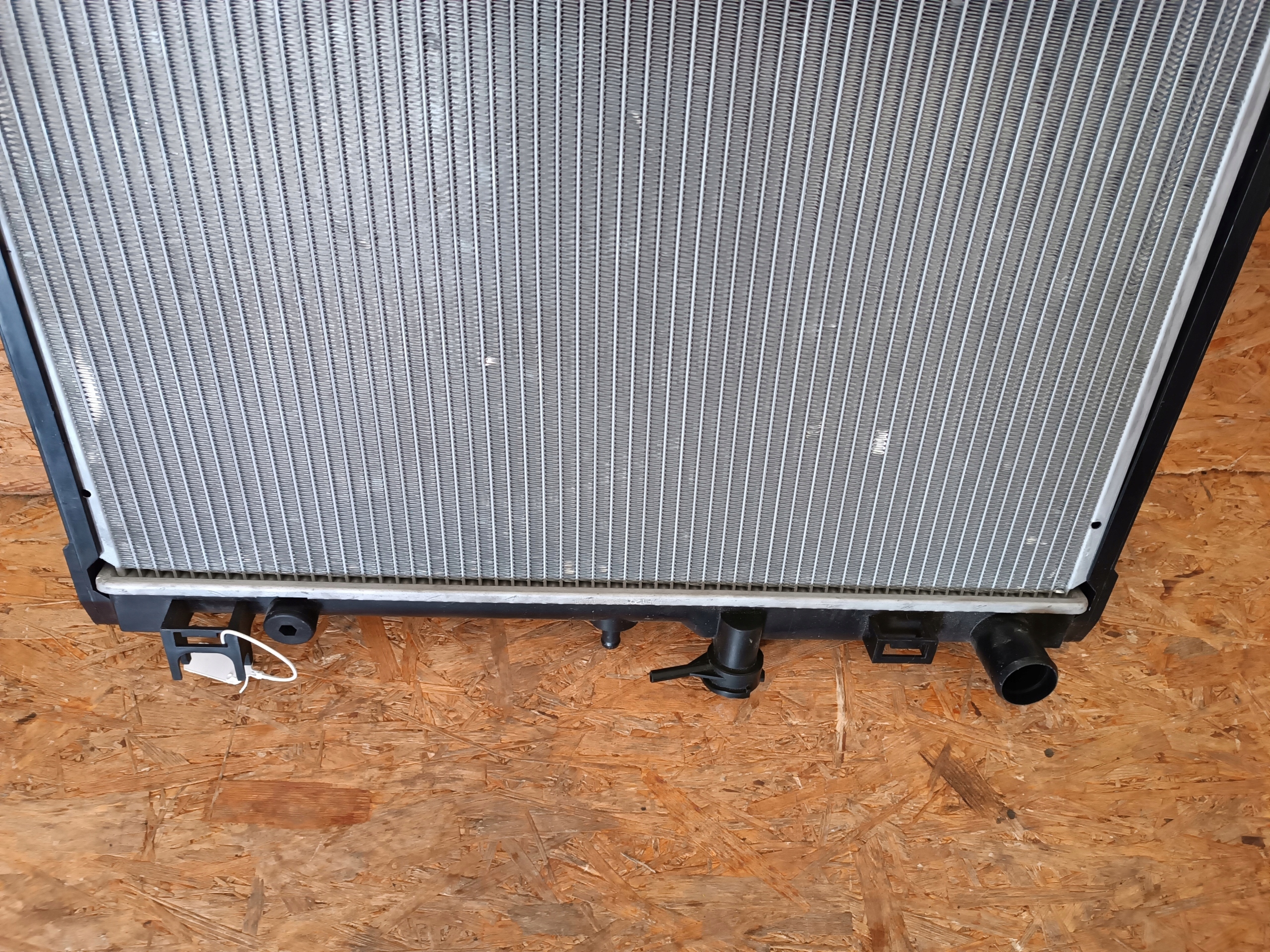 CHŁODNICA WODY ISUZU D-MAX DIESEL 2009- Wersja Europejska