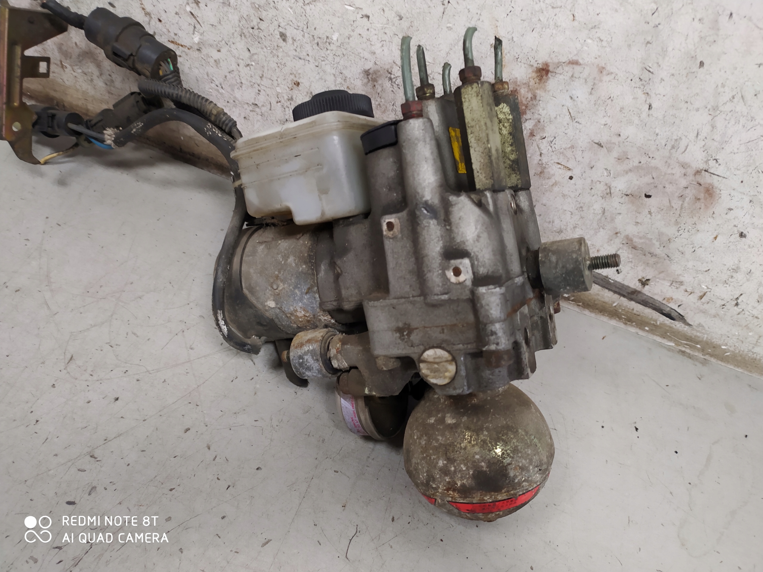 Насос ABS Mitsubishi Sigma 3.0 V6 92 - 96R MB858378