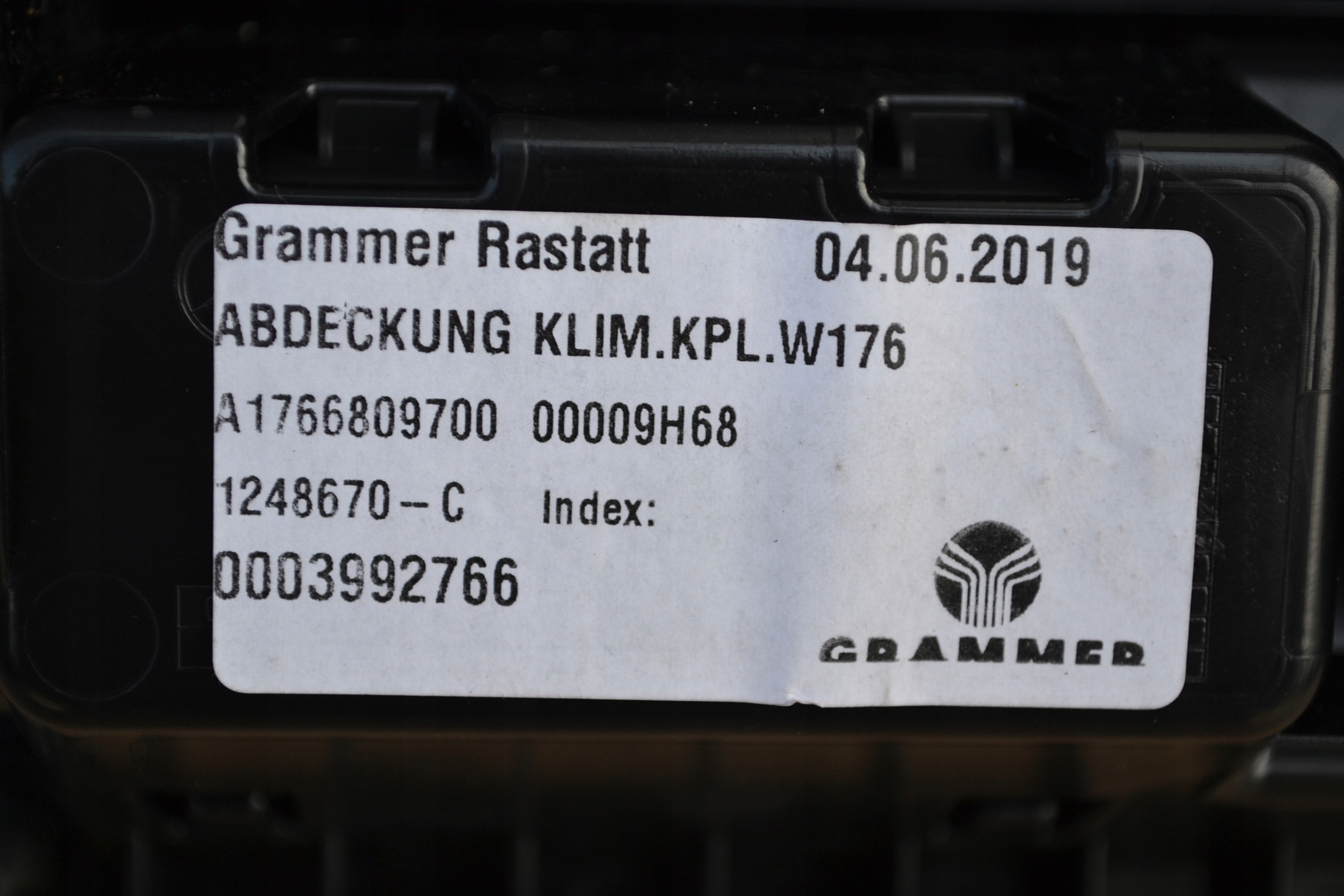 Tunel mitte Mercedes-Benz OE A1766804600