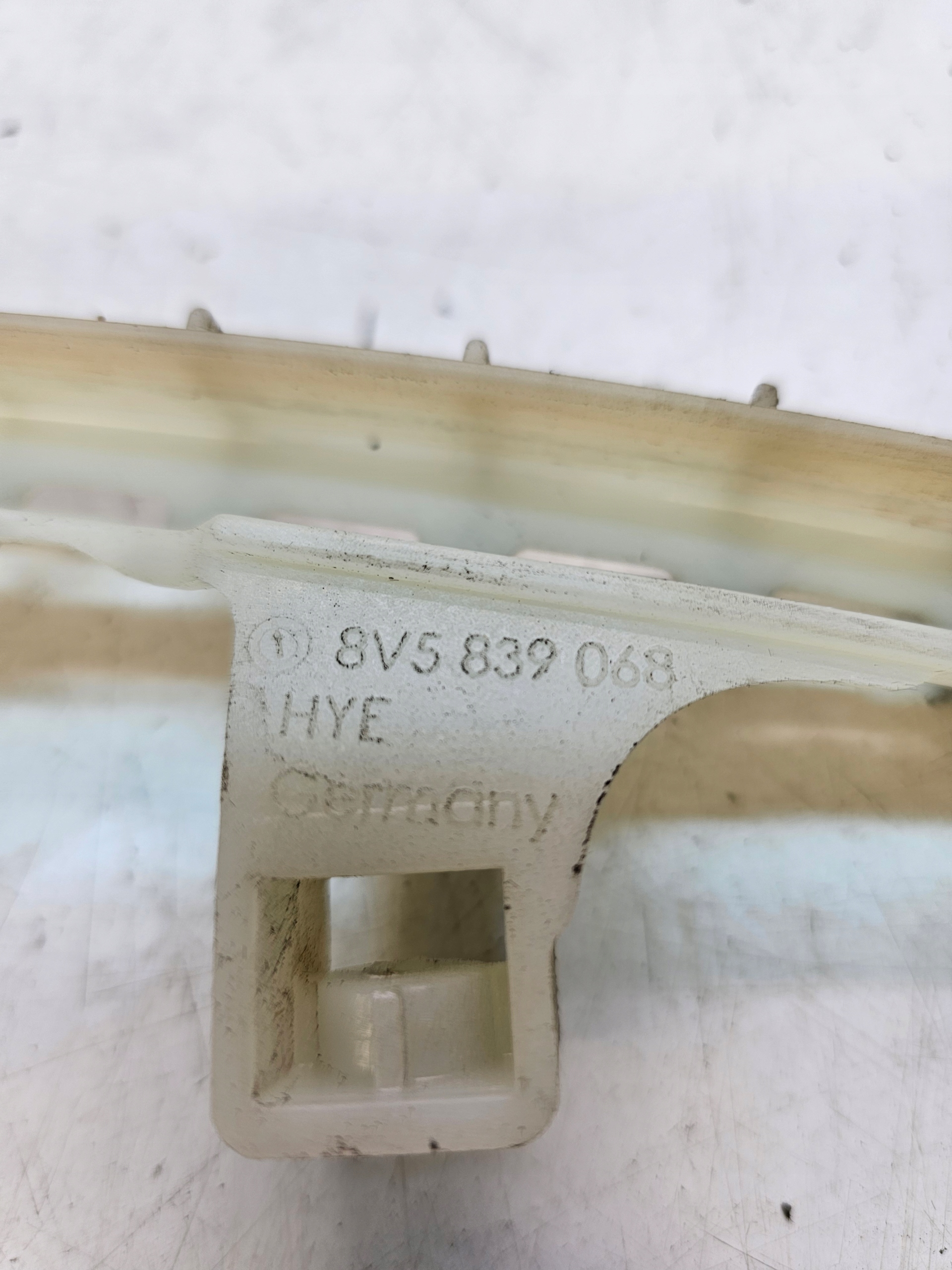 PROWADNICA windows right rear part AUDI A3 8V sedan 8V5839068