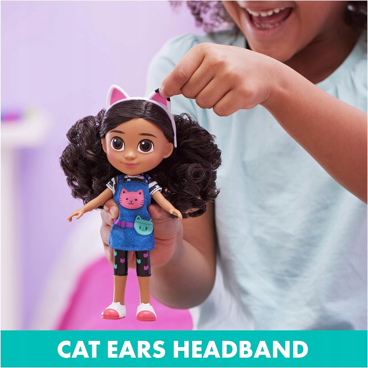 KOCI DOMEK GABI LALKA GABBY I AKCESORIA 20 CM CZAPKA Z DASZKIEM + OPASKA Stan opakowania oryginalne