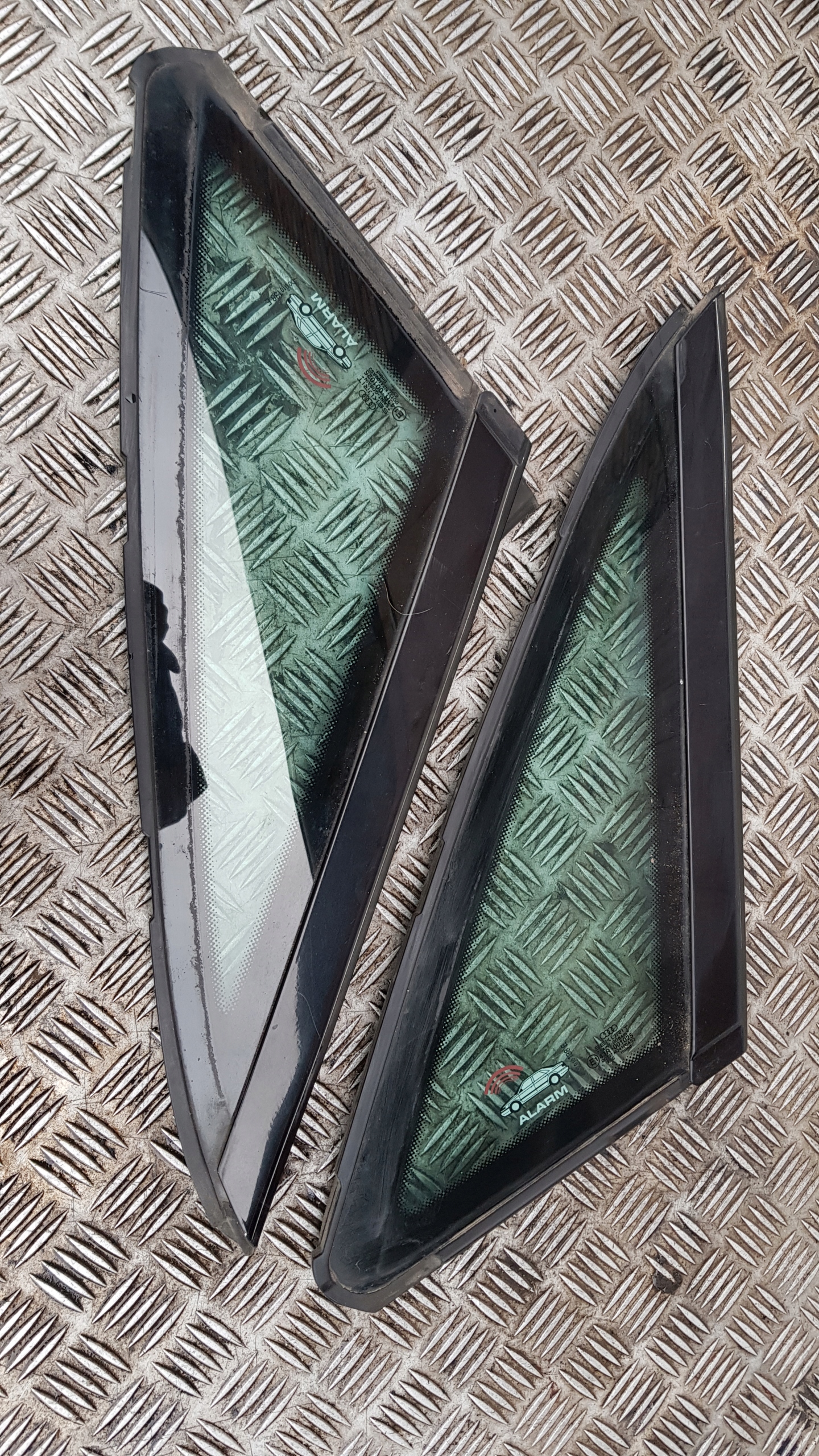 AUDI A8 D2 window KAROSERYJA left right rear part TROJKAT