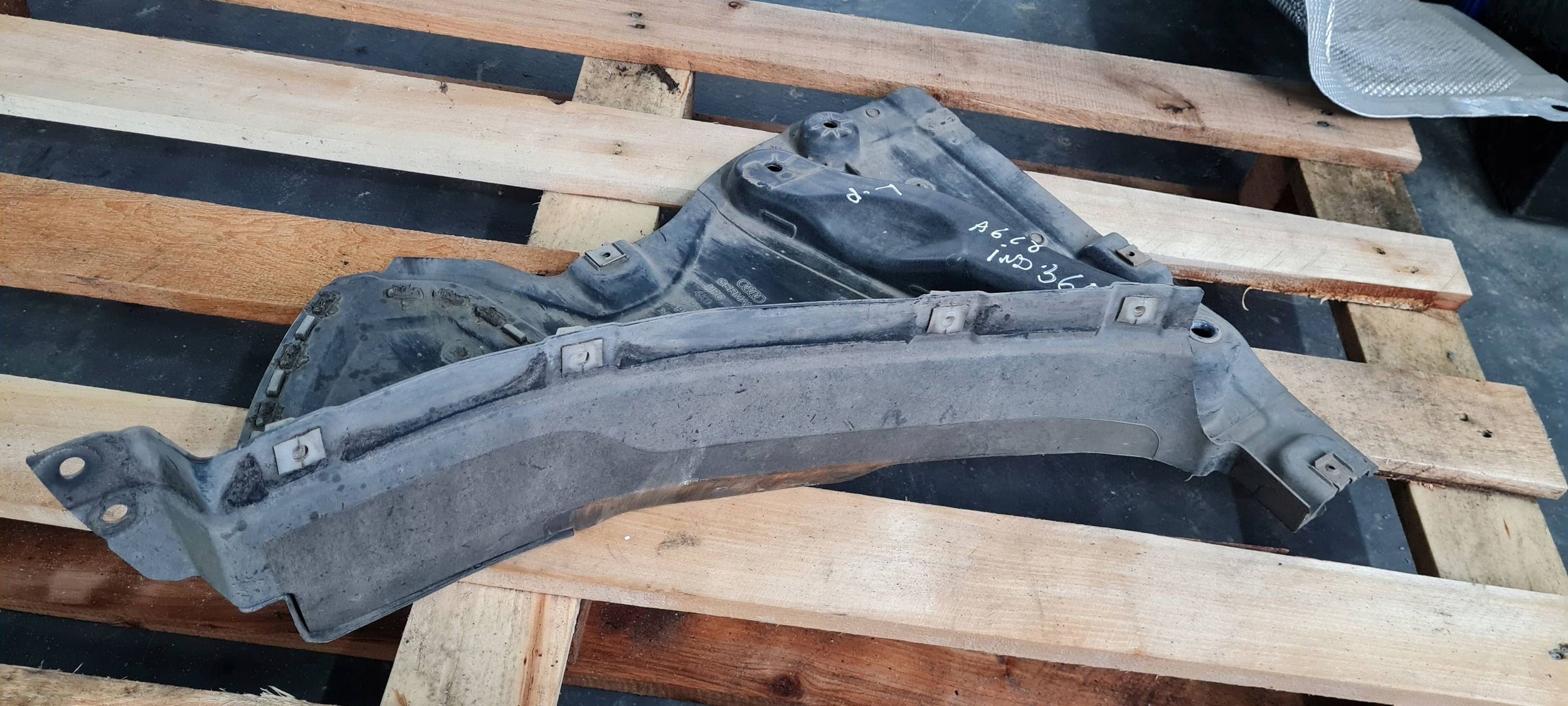 A6 C8 4K mudguard left left front front lower 4K0853887E